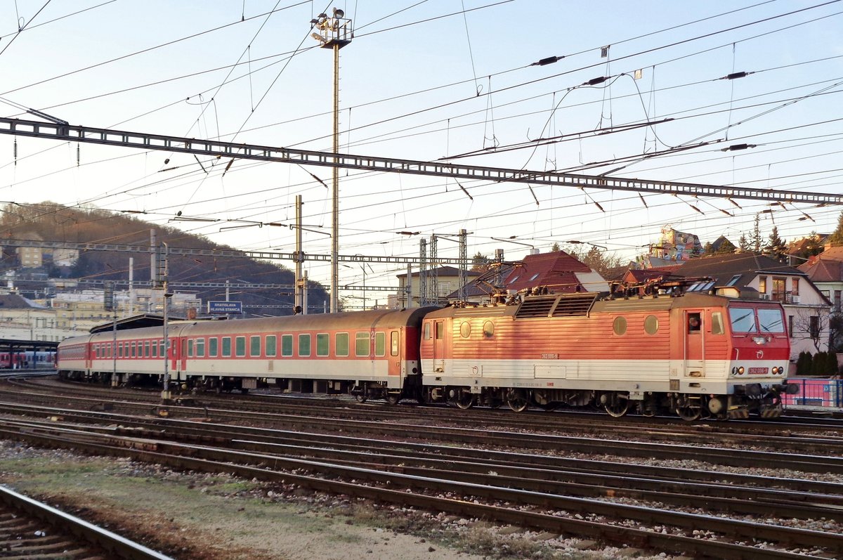 ZSSK 362 006 -hier in Bratislava hl.st. am Sylvester- war mein letztes Bild von 2016. 