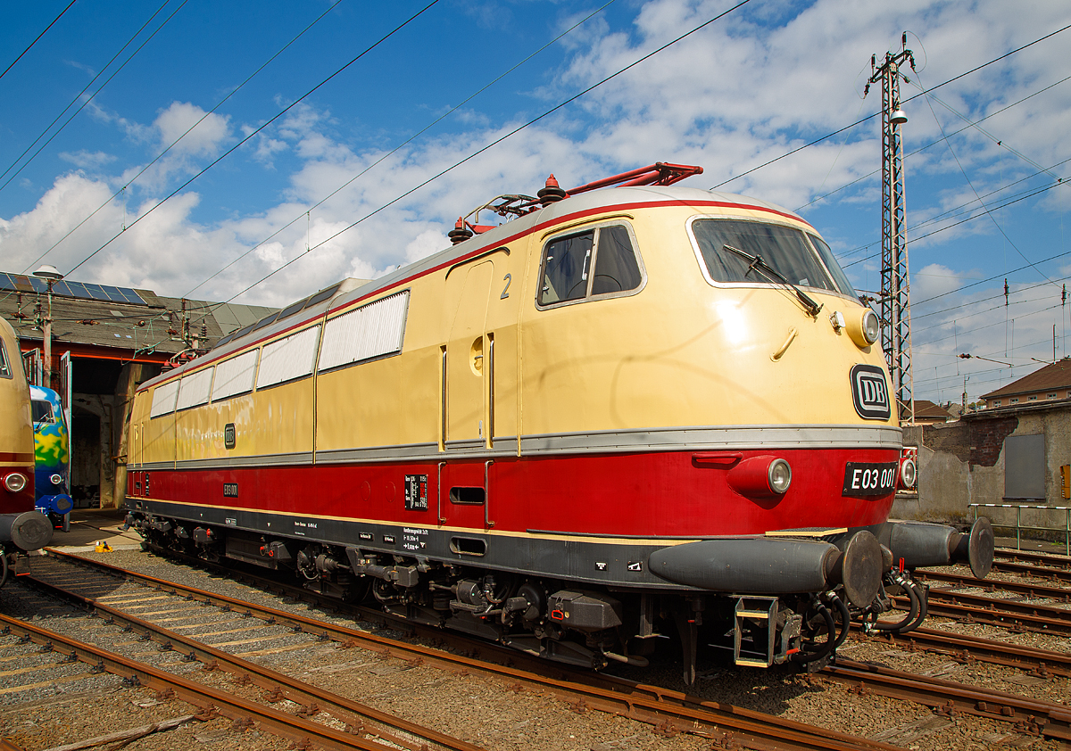 Zu Gast beim Lokschuppenfest vom SEM in Siegen...
Die E 03 001 (91 80 6103 001-4 D-DB) vom DB Museum, ex DB 750 001-0, ex DB 103 001-4, steht am 25.08.2018 im Südwestfälischen Eisenbahnmuseums in Siegen.

Die E 03 001, eine von vier Vorserien Loks der legendären Baureihe 103, wurde 1965 von den Henschel-Werke AG in Kassel unter der Fabriknummer 30715 gebaut, der elektrische Teil ist von den Siemens-Schuckertwerke (SSW).

Fahrzeugnummern Belegung:
1965 bis 1967 als DB E 03 001
1968 bis 1989 als DB 103 001-4
1989 bis 1997 als DB 750 001-0
1997 bis heute als E 03 001 vom DB Museum (nach Fahrzeugregister 103 001-4)

Die neuen Lokomotiven wurden der Öffentlichkeit im Juni 1965 auf der Internationalen Verkehrsausstellung (IVA) in München präsentiert. Die E 03 wurde in Anspielung auf ihre damals herausragende Leistungsfähigkeit der Öffentlichkeit nicht als gewöhnliche Schnellzuglok, sondern als Schnellfahrlokomotive vorgestellt, eine Bezeichnung, die sich bis Ende der 1980er Jahre im Sprachgebrauch und zum Teil bis heute halten konnte.

Während der IVA wurden die neuen Lokomotiven planmäßig vor zwei Schnellzug-Zugpaaren (bezeichnet als D 10/11, D 12/13) mit 200 km/h auf der Eisenbahnstrecke zwischen München und Augsburg eingesetzt. Sie sorgten dabei, ebenso wie auf der Ausstellung selbst, international für großes Aufsehen: Am 26. Juni 1965 erreichte ein fahrplanmäßiger, mit Reisenden besetzter Zug in Deutschland zum ersten Mal eine Geschwindigkeit von 200 km/h. Die Fahrten endeten am 3. Oktober 1965. Die Züge wurden mit TEE-Wagen gebildet. Zum Fahren mit so hohen Geschwindigkeiten benötigte die Bundesbahn eine Sondergenehmigung des Bundesverkehrsministeriums, die nur für die Dauer der IVA galt. Als erste Lokomotiven in Deutschland waren die Fahrzeuge mit einer automatischen Geschwindigkeitsregelung ausgestattet.

Die Fahrten waren von zahlreichen Motorschäden begleitet. Nur durch den ständigen Tausch der noch nicht ausgereiften Motoren und die anschließende Reparatur im Bahnbetriebswerk konnte der Fahrplan eingehalten werden. So stand die E 03 003 mit ausgebauten Fahrmotoren auf dem Ausstellungsgelände. Eine der fahrplanmäßigen Loks war im Bahnbetriebswerk, eine stand auf Reserve und nur eine war mit Schnellzügen unterwegs. Trotz aller Probleme absolvierten die Lokomotiven der Baureihe E 03 während der IVA insgesamt 347 Demonstrationsfahrten mit 200 km/h.

Nach der Verkehrsausstellung wurden die vier Lokomotiven im Schnellzugdienst von München aus eingesetzt, unter anderem auf der Strecke München–Stuttgart. Obwohl es gelegentlich Probleme wegen Überhitzung des Maschinenraums bei Bergfahrten an der Geislinger Steige gab, hielt die Bundesbahn am Einsatz auf dieser Strecke fest.

Alle Vorserienloks waren ab dem Winterfahrplan 1974 im Bahnbetriebswerk Hamburg-Eidelstedt stationiert. Eingesetzt wurden die Maschinen vor Eilzügen in Norddeutschland und ein eintägiger Umlauf Hamburg–München–Hamburg. Gelegentlich kamen Fahrten vor Nahverkehrszügen hinzu.
 
Ab 1979 kamen die Lokomotiven in den Versuchsdienst und wurden von Minden und München aus eingesetzt. Hier leisteten sie Fahrten für die Überführung von Wagen, zur Überwachung der Linienzugbeeinflussung und zur Kontrolle der Fahrleitungen, aber auch verschiedenste Versuchs- und Messfahrten für die Erprobung neuer Eisenbahnfahrzeuge. Noch in den 1980er Jahren half die E 03 003 als 750 002 bei der Entwicklung und Erprobung der DB-Baureihe 120 und der ersten ICE-1-Triebköpfe als Bremslokomotive mit. Erst 1997 endete der Versuchsbetrieb mit der letzten Vorserienmaschine 750 001, der ehemaligen E 03 001.


TECHNISCHE DATEN der E 03 001:
Spurweite: 1.435 mm
Achsfolge: Co´Co´
Länge über Puffer: 19.500 mm
Drehgestellmittenabstand: 9.600 mm
Achsstand im Drehgestell: 2 x 2.250 mm
Treibraddurchmesser: 1.250mm (Neu) / 1.180 (abgenutzt)
Dienstgewicht: 115 t
Achslast: 18,7 t
Kleinster Befahrbarer Radius: 140 m
Antriebsart: Henschel-Verzweiger-Antrieb (nur E03 001 und 004)
Bremse:  Druckluft-Klotzbremse KE-GPR-EmZ 
Elektrische Bremse:   2 x fahrleitungsunabhängige (eigenerregte) Gleichstrom-Widerstandsbremse
Dauerleistung elektr. Bremse:  4.800 kW (kurzeitig 9.800 kW)
Dauerbremskraft elektrisch:  177 kN
Stromsystem:  15 kV, 16 2/3 Hz

Fahrmotoren:  6 x zwölfpoliger Wechselstrom-Reihenschlussmotor, Typ:   WB 317/17 (SSW)
Höchstdrehzahl:  1.525 U/min.
Dauerleistung: 6x 1.070 kW
Motorgewicht:  ca. 3.500 kg
Zahl der Fahrstufen:  39

Fahrleistungen:
Höchstgeschwindigkeit:  200 km/h
Stundenleistung: 6.420 kW (8.728 PS)
Dauerleistung:  5.940 kW (8.076 PS)
Anfahrzugkraft:  270 kN

Die Daten für die Serienloks (BR 103.1) weichen ab
