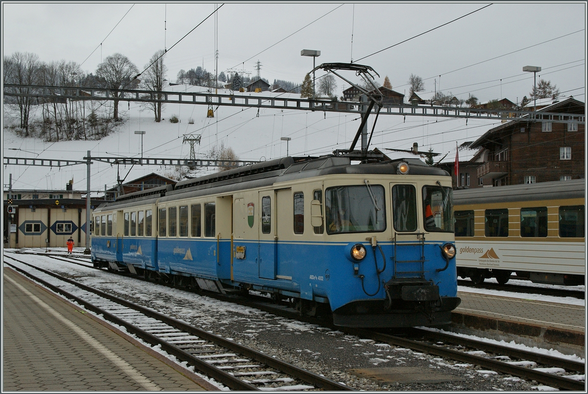 Zu unserer Freude war im regionalzugsumlauf 2417/2418 (Zweisimmen - Saanen - Zweisimmen) der ABDe 8/8 4002 (statt eines Lenker-Pendels) eingeteilt. Hier erreicht der ABDe 8/8 4002 als 2418 Zweisimmmen.
24. Nov. 2013