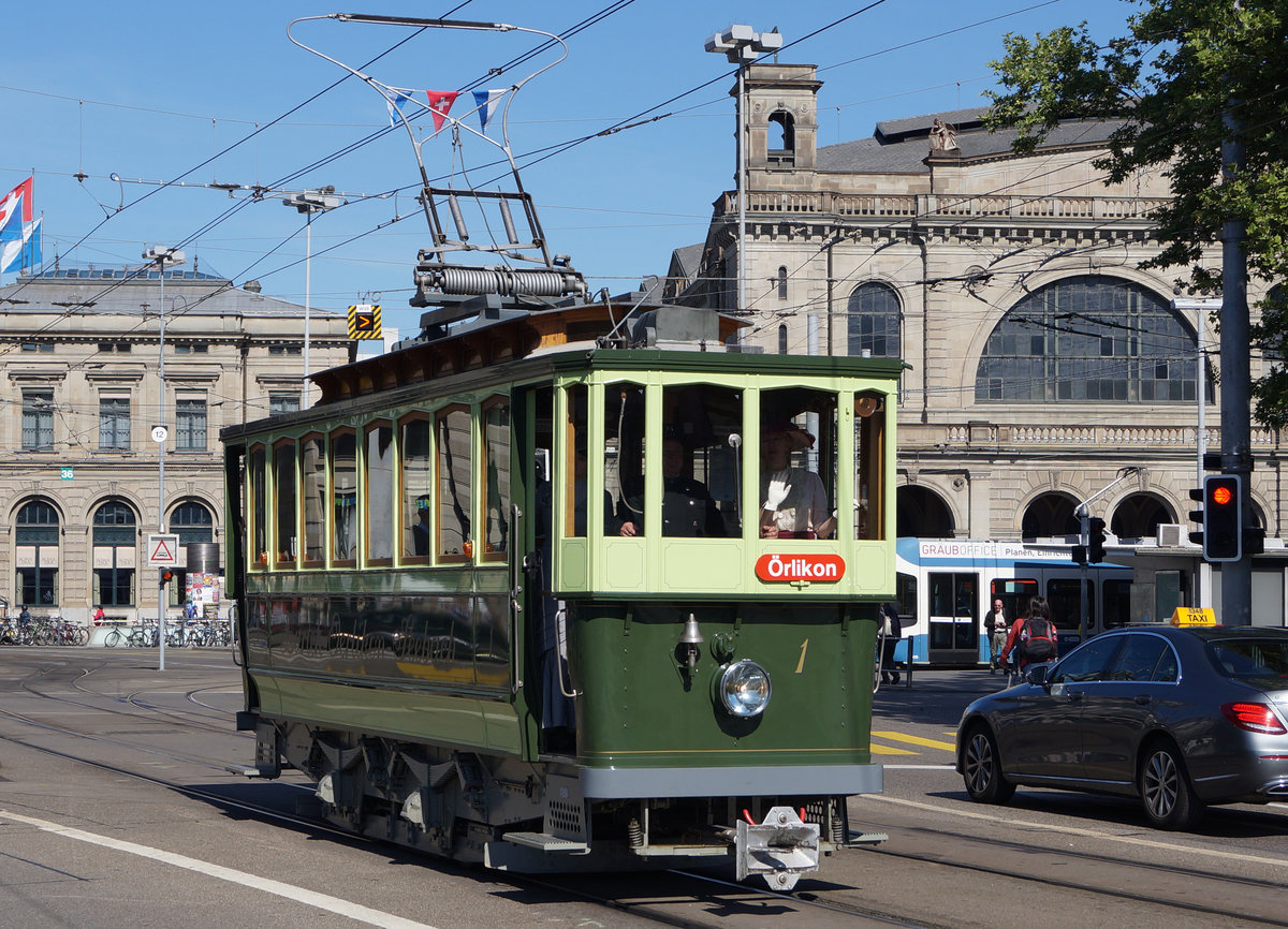 Z�RCHER TRAMPARADE 2017 
VBZ: Aus Anlass des Jubil�ums 50 Jahre Verein Tram-Museum Z�rich und 10 Jahre Tram-Museum Burgwies wurde am Sonntagmorgen, 21. Mai 2017 ein einmaliger Tram-Korso durchgef�hrt. 

Beteiligt waren nicht weniger als 17 Strassenbahnwagen vom sonst im Verkehrshaus zu sehenden R�sslitram �ber das �lteste elektrische Tram mit Jahrgang 1897 bis zum modernen Niederflurfahrzeug. Was diese einzigartige Parade noch spezieller machte waren die mitfahrenden Passagiere, welche alle epochengerecht gekleidet waren. Der Korso begann um 9 Uhr am Limmatquai und f�hrt �ber Bellevue – Quaibr�cke – Paradeplatz – Hauptbahnhof – Central zur�ck an den Ausgangsort. Anschliessend an die Rundfahrt blieben die mit ihren Passagieren bev�lkerten historischen Wagen bis 11 Uhr am Limmatquai zwischen M�nsterbr�cke und Rudolf Brun Br�cke zur Besichtigung.
Foto: Walter Ruetsch
