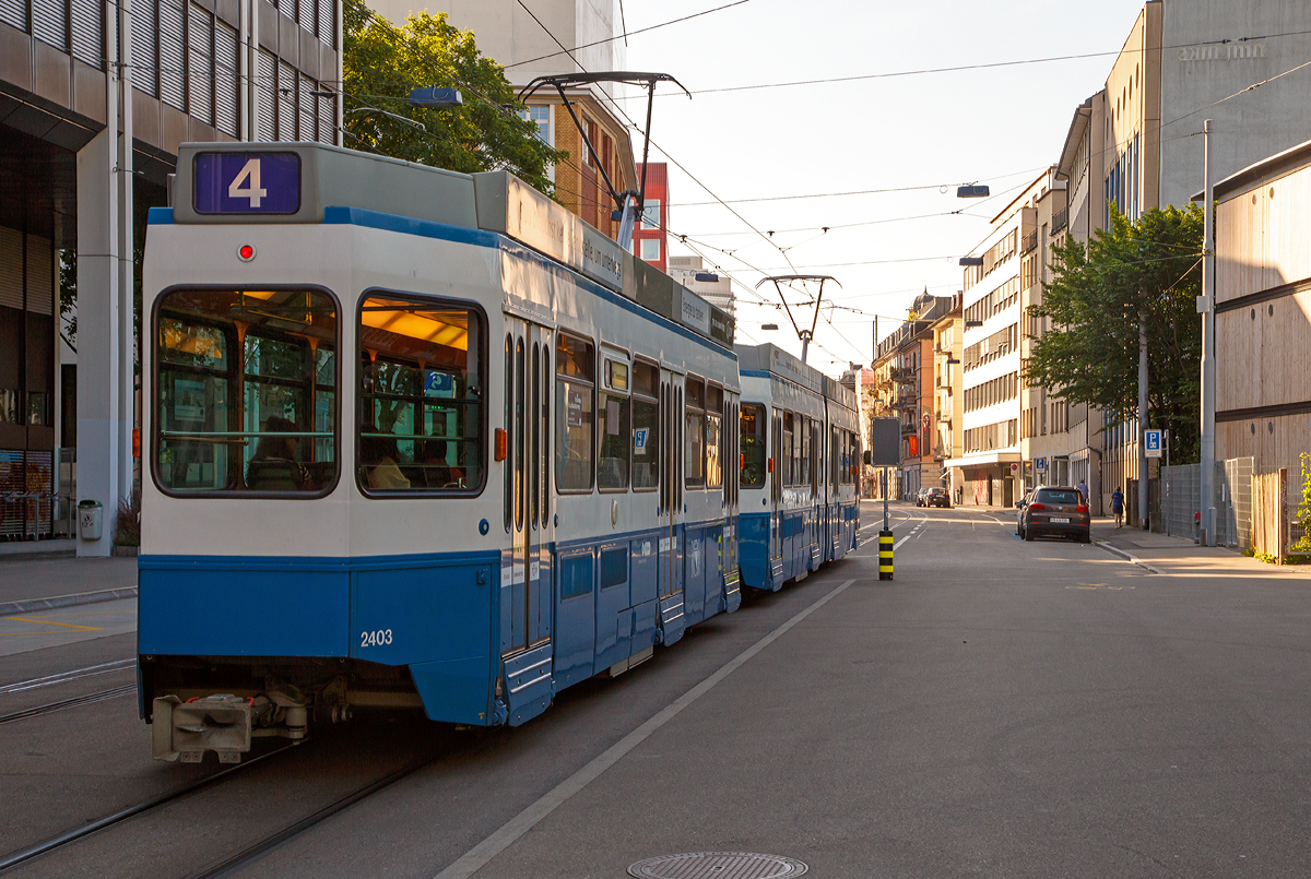 Z�rich am 07.06.2015: W�hrend wir erst mal fr�hst�cken wollen, f�hrt die VBZ Tram 2000 (Be 4/6 Nr. 2062 gekuppelt mit dem f�hrerstandlosen motorisierten Anh�nger  Be 2/4 „Pony“  vom Escher-Wyss-Platz weiter als Linie 4 in Richtung Bahnhof Tiefenbrunnen.

Die Tram 2000 ist der Name eines Tramtyps der von den Verkehrsbetrieben Z�rich (VBZ) betriebenen Strassenbahn Z�rich mit der Bauartenbezeichnung Be 4/6 (bzw. Be 2/4 und Be 4/8), welche zwischen 1976 und 1992 gebaut wurden.  

In einer zweiten Beschaffung, zwischen 1985 und 1987, folgten weitere 52 Be 4/6, zudem als f�hrerstandlose Beitriebwagen kamen nun 20 vierachsige Grossraumwagen (Be 2/4) in den Bestand, die den Spitznamen �Pony� erhielten. Da sich die Motorisierung der ersten Serie als zu schwach erwiesen hatte, erhielten die Fahrzeuge der zweiten Serie st�rkere Motoren eingebaut. Die f�hrerstandlosen Wagen k�nnen nur in Doppeltraktionen als zweiter Wagen (Anh�nger) hinter einem gew�hnlichen Be 4/6 eingesetzt werden, f�r Rangierfahrten im Depot sind sie allerdings vorne und hinten mit Hilfsf�hrerst�nden ausgestattet


Technische Daten  (2. Serie - Motorwagen Be 4/6  Tram 2000 ):
Fahrzeugnummer: 2046 – 2098
Baujahre:   1985 bis 1987
St�ckzahl: 52 (Motorwagen)
Spurweite:  1.000 mm (Meterspur)
Achsformel: B'2'B'
L�nge �ber Kupplung:  21.400 mm
Breite: 2.200 mm
H�he: 3.600 mm
Leergewicht:  26,5 Tonnen
Leistung: 308 kW / 420 PS  (2 Motoren � 154 kW / 210 PS)  
Stromsystem: 600 V DC
Sitzpl�tze: 48 
Stehpl�tze: 35 (bei 2 Personen pro m2 )


Technische Daten  (2. Serie - Motorisierter Anh�nger Be 2/4  Pony ):
Fahrzeugnummer: 2401 - 2420
Baujahre:   1985 bis 1987
St�ckzahl: 20 
Spurweite:  1.000 mm (Meterspur)
Achsformel: 2'B'
L�nge �ber Kupplung:  15.400 mm
Breite: 2.200 mm
H�he: 3.600 mm
Leergewicht:  18,5 Tonnen
Leistung: 154 kW / 210 PS (1 Motor)  
Stromsystem: 600 V DC
Sitzpl�tze: 35
Stehpl�tze: 26 (bei 2 Personen pro m2 )
