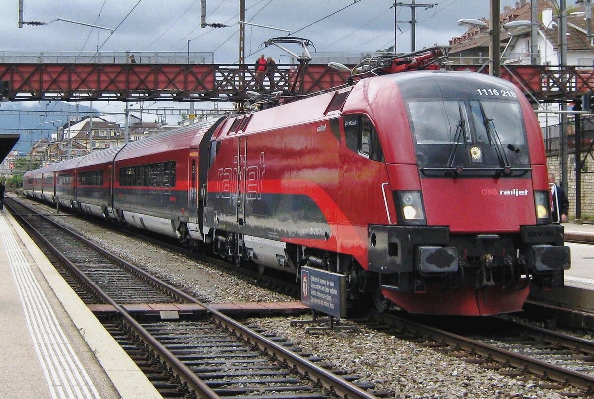Zürich hat der Geist bekommen: RailJet mit ÖBB 1116 218  Spirit of Zürich  präsentiert sich am  leider verregneten 26 September 2010 in Neuchatel während das Bahnfest 100 Ans Arc Jurassienne. 