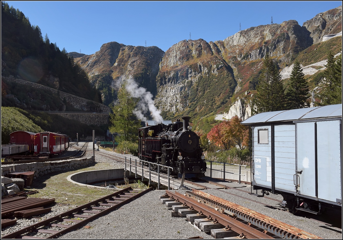 Zufällig vorbeigekommen an der FO Nr. 4. Die muss man in ihrem natürlichen Habitat natürlich gleich ablichten. Gletsch, Oktober 2018.