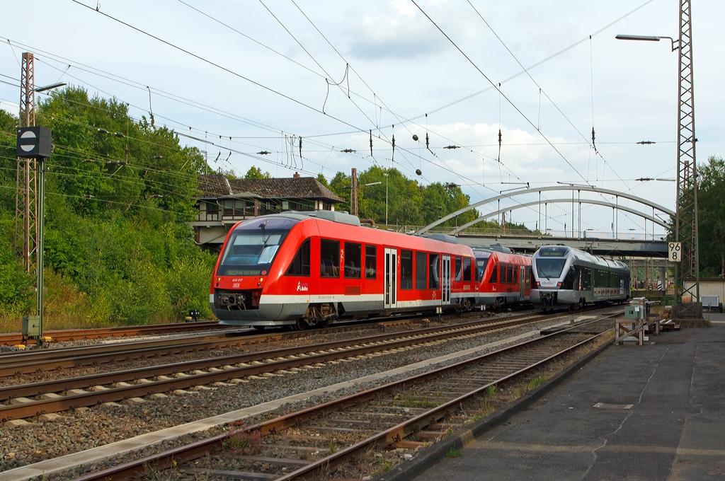 Zugbegegnung in Kreuztal am 29.08.2013 – 
Zwei LINT 27 im Doppelpack 640 017 und 640 001 der DreiL�nderBahn als RB 93  Rothaarbahn  nach Bad Berleburg, hier kurz vor der Einfahrt in den Bahnhof Kreuztal. 
Der kurze Stadler FLIRT (2-teilig) ET 220008 der Abellio Rail NRW GmbH rauscht als RB 91  Ruhr-Sieg-Bahn  von Kreuztal weiter in Richtung Siegen.