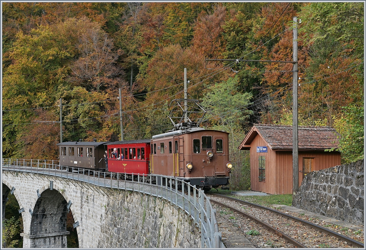 Zum Abschluss der 51. Saison der Blonay-Chamby Bahn verwöhnte die Museumsbahn unter dem Titel  LA DER  die Besucher mit einem verstärkten Fahrplan und dem Einsatz besonders schöner Fahrzeuge, wie z. B der BOB HGe 3/3 29, hier bei Vers-Chez Robert auf der Fahrt Richtung Chaulin Musée. 
27. Okt. 2019