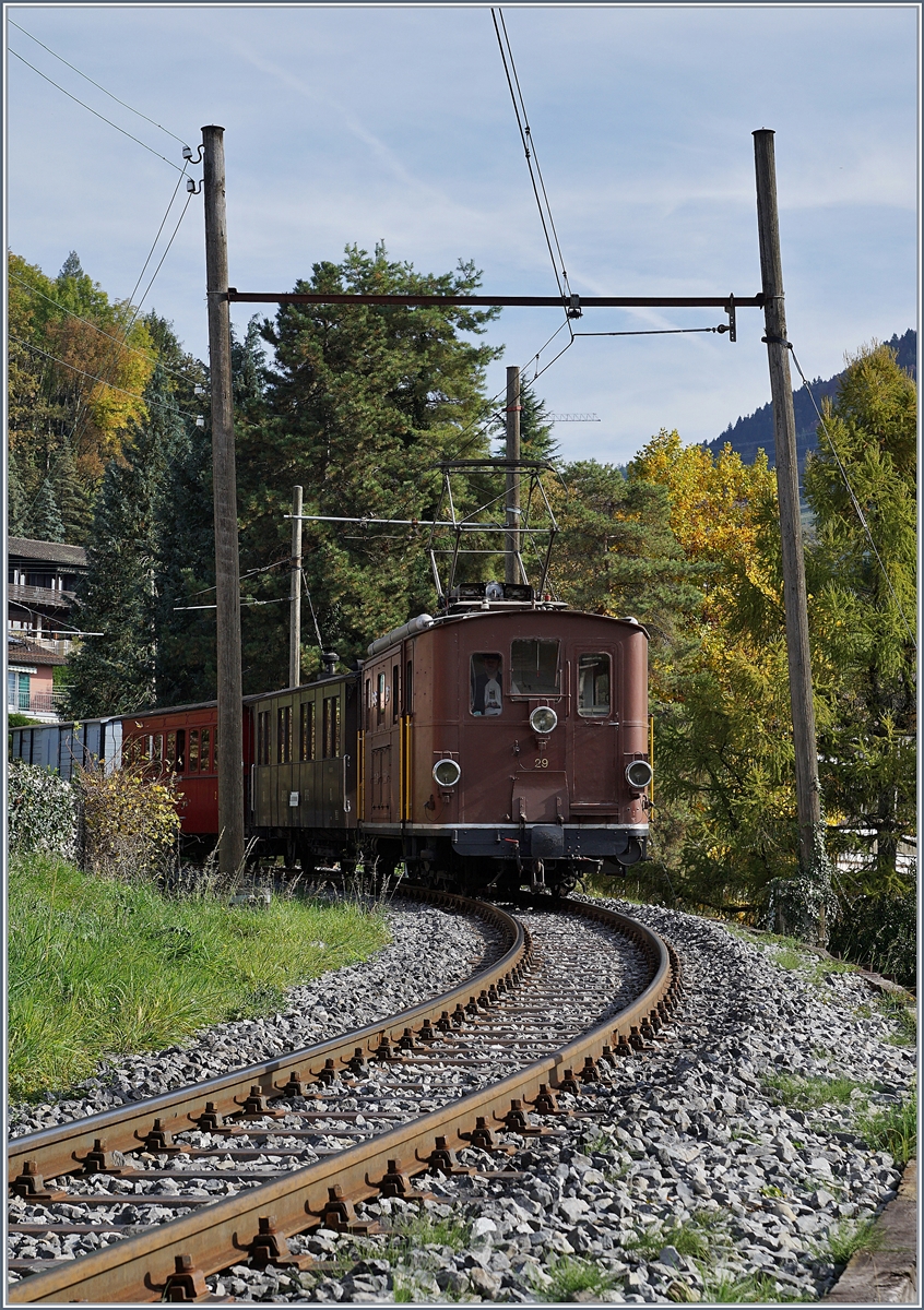 Zum Abschluss der 51. Saison der Blonay-Chamby Bahn verwöhnte die Museumsbahn unter dem Titel  LA DER  die Besucher mit einem verstärkten Fahrplan und dem Einsatz besonders schöner Fahrzeuge, wie z. B der BOB HGe 3/3 29, hier bei der Ankunft in Blonay. 

27. Okt. 2019