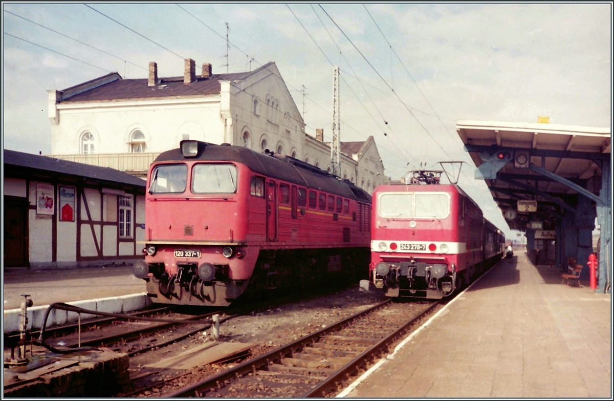 Zum Fest: DR 120 337-1 und 243 279-7 in Güstrow Ende September 1990. (Analoges Bild)

