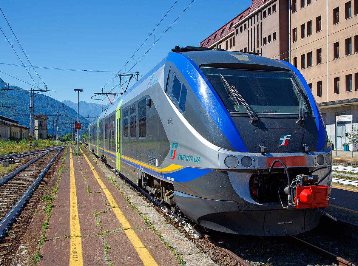 
Zum Glück wurde die verloren geglaubte Speicherkarte doch gefunden....

Der dreiteilige Minuetto Elettrico ME 022 (94 83 3501 022-9 I-TI) der Trenitalia, abgestellt am 22.06.2016 im Bahnhof Domodossola. Er präsentiert sich zudem in der neuen modernen Farbgebung. 

Diese dreiteiligen Elektrotriebzüge der italienischen Baureihe ALe 501 / Le 220 / ALe 502 (ME - Minuetto Elettrico) ist die Mutter der Produktfamilie der Alstom Coradia Meridian, von diesen wurden später auch Triebzüge für Deutschland und Nordeuropa abgeleitet. Von dieser elektrischen Variante wurden 136 Stück zwischen 2003 und 2010 gebaut. 

Es gibt auch eine Diesel Variante ALn501 / Ln220 / ALn 502 (MD - Minuetto Diesel), von der 114 Stück gebaut wurden.

Technische Daten ALe 501 / Le 220 / ALe 502:
Spurweite:  1.435 mm (Normalspur)
Achsformel:  Bo' 2' 2' Bo'
Länge über Puffer:  51.900 mm (14.800 / 13.800 / 14.800)
Drehzapfenabstand: 17.500 mm
Achsabstand im Trieb-Drehgestell:  2.400 mm
Achsabstand im Lauf-Drehgestell:  2.700 mm
Breite. 2.950 mm
Höhe:  3.820 mm
Eigengewicht:  92 t
Höchstgeschwindigkeit:  160 km/h
Stundenleistung:  4 x 1.240 kW
Dauerleistung:  4 x 1.000 kW
Treibraddurchmesser:  850 mm
Stromsystem:  1,5 kV und 3 kV DC (Gleichstrom)
Sitzplätze:  24 in der 1. Klasse, 122 in der 2 Klasse + 23 Klappsitze
Anzahl der Motoren:  4 
