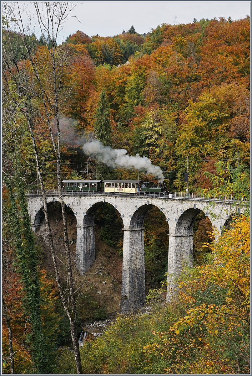 Zum Saison Ende bei der Blonay-Chamby Bahn gab es nochmals viel Betrieb und eine Menge Dampf. Die G 3/3 N° fährt mit ihrem kurzen Zug behutsam über die lädierte Brücke über die Baie de Clarens. 

27. Okt. 2019