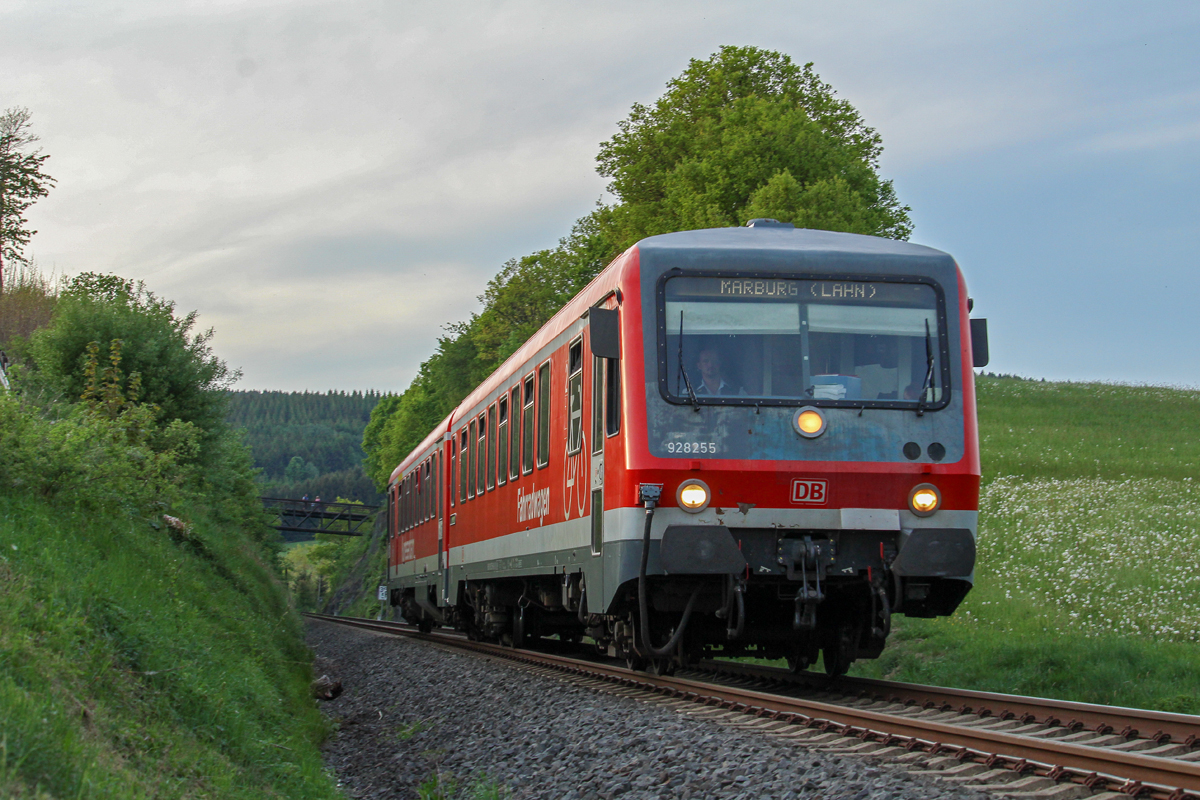 Zum wahrscheinlichen Abschied... (3/3)

Am Samstag, den 12.05.2018 machte sich 628 255 ein wahscheinlich letztes mal auf den Weg in Richtung Erndtebrück. Warum wahrscheinlich? Der Zug war mit Zweigen geschmückt, wie man es normal bei Abschiedsfahrten oder Fristabläufen bei Fahrzeugen macht. So schätzen einige auch das Schicksal des hier gezeigten Triebwagens...

Hier waren die Zweige schon wieder ab: 628 255 erreicht in wenigen Augenblicken Oberndorf und fährt weiter als RB 94 in Richtung Marburg (Lahn).