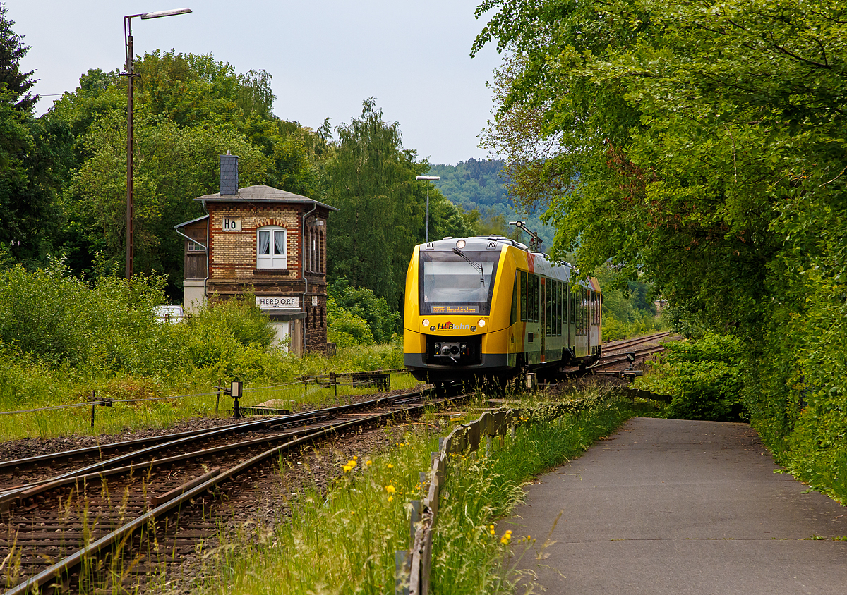 
Zur Abwechslung wieder was aus dem Hellertal....
Der VT 502 (95 80 1648 102-9 D-HEB / 95 80 1648 602-8 D-HEB), ein Alstom Coradia LINT 41 der HLB (Hessische Landesbahn GmbH), verlässt am 27.05.2018, als RB 96  Hellertalbahn  (Betzdorf-Herdorf-Neunkirchen), den Bahnhof Herdorf. Hier passiert er gerade das Stellwerk Herdorf Ost (Ho). 