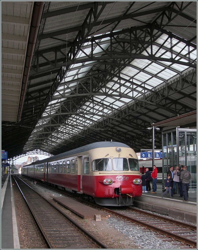 Zur Feier 100 Jahre Vallorbe - Frasne reiste der RAe TEE II 1051 an und wartet nach dem Fahrtrichtungswechsel in Lausanne nun auf die Weiterfahrt nach Vallorbe. 
16. Mai 2015