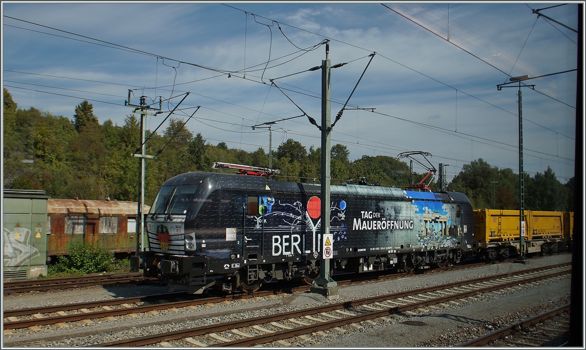 Zur Feier des Tages: Die Vectron  Mauerfall-Lok  in Rottweil.
Ein Bild aus dem Zug vom 11. Sept. 2015