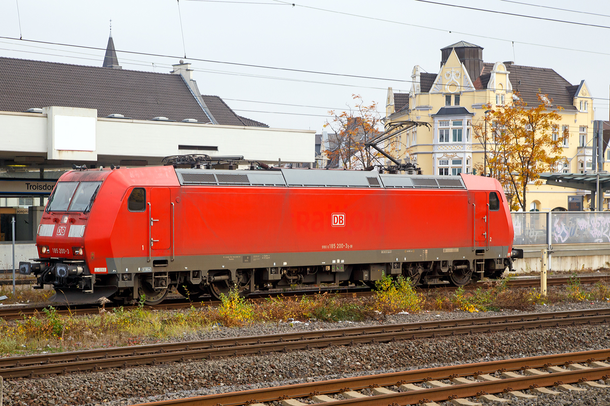 
Zuvor konnten wir sie in Betzdorf/Sieg sehen aber nicht fotografieren, als sie dort einen Güterzug dort abstellte. Nun fährt die 185 200-3 (91 80 6185 200-3 D-DB) der DB Schenker Rail Deutschland AG, kurz nach unserem Zug dem RE 9, durch den Bahnhof Troisdorf in Richtung Köln (31.10.2015). 

Die Lok, übigens die letzte Serienlok vom Typ TRAXX F140 AC1 für die damalige Railion Deutschland AG (heute DB Schenker Rail Deutschland AG), wurde 2004 bei Bombardier in Kassel unter der Fabriknummer 33711 gebaut. Die Abnahme erfolgte am 15.11.2004.
