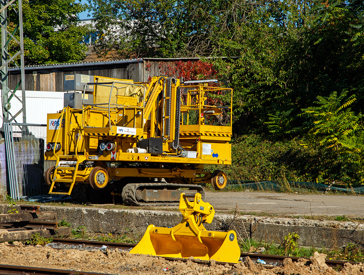 ZW-Hubarbeitsbühne für die Oberleitungsmontage, Selbstfahrendes schienengebundenes Gerät Registrier-Nr. G 9936 002, der RPS Rail Power Systems GmbH (ex Balfour Beatty Rail) abgestellt am 08.10.2021beim Bahnhof Bonn-Beuel.

ZW-Hubarbeitsbühne vom Typ ELAN.00C wurde 2007 vom französischen Hersteller NEOTEC Développement SAS unter Fabriknummer ELA07.060.38 gebaut, der Vertrieb in Deutschland über France Elévateur Deutschland GmbH.

TECHNISCHE DATEN:
Spurweite (Schiene): 1.435 mm 
Länge über Alles: 4.807 mm
Achsabstand: 3.450 mm
Eigengewicht:  7,7 t      
Höchstgeschwindigkeit (Schiene):  15 km/h   
Arbeitsgeschwindigkeit max. (Schiene):  5 km/h 
Höchstgeschwindigkeit (Raupenketten): 2 km/h