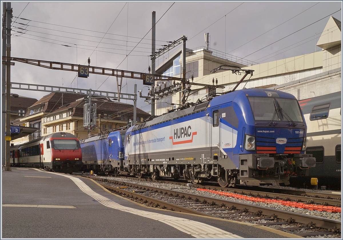 Zwar verkehren RailCare Rem 476 von Genève nach Vufflens-la-Ville und weiter dem Jurasüdfuss entlang, aber in Lausanne sind Vectron-Loks ziemlich selten. Um so mehr freute ich mich, auf Gleis 2 gleich zwei dieser zwar modernen, aber doch formschönen Loks zu sehen: die 193 490 und die 193 492 warten in Lausanne auf die Blockdistanz zum im Hintergrund zu sehenden IR 90, um dann in Richtung Wallis zu fahren. 

26. Februar 2020