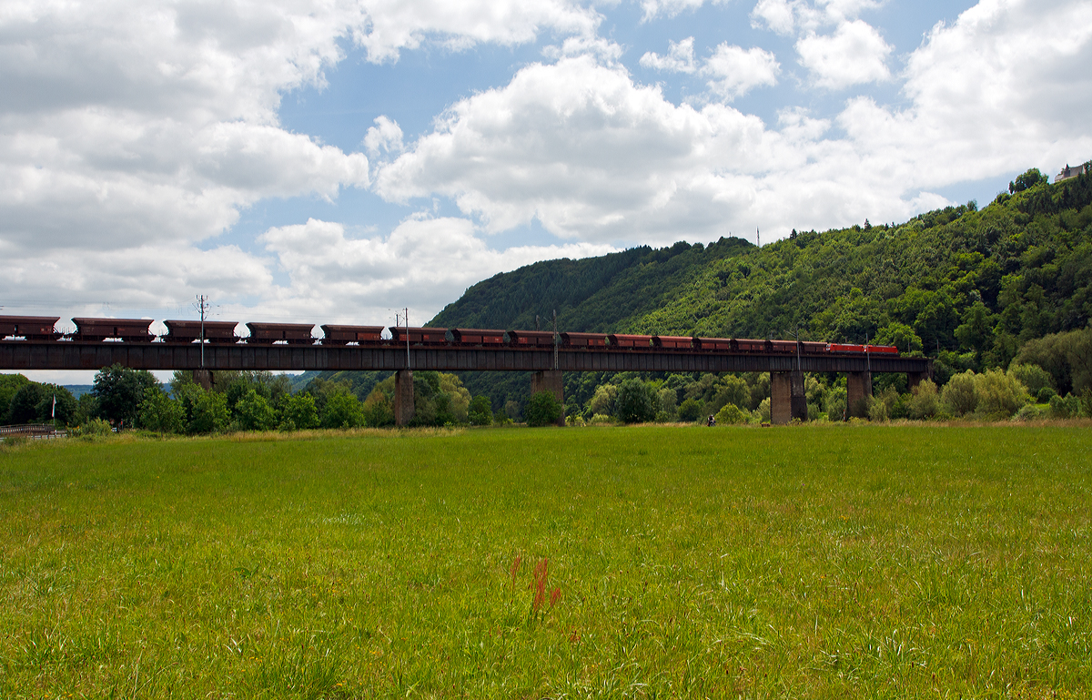 
Zwei 189er (Siemens ES64F4)  der DB Schenker Rail Deutschland AG ziehen am 21.06.2014 einen Erzzug bei Ediger-Eller über die Mosel-Brücke in Richtung Trier bzw. Saar.