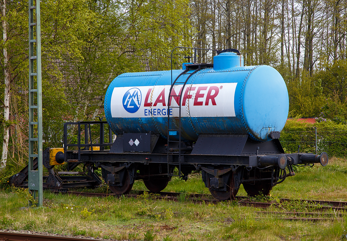 Zwei achsiger Kesselwagen mit Bremserbühne „LANFER Energie“ am 01.05.2022 auf dem Museumsareal der MKO - Museumseisenbahn Küstenbahn Ostfriesland e. V. in Norden.

Deutlich sieht man das es sich noch um einen geneideten Kessel handelt. 
