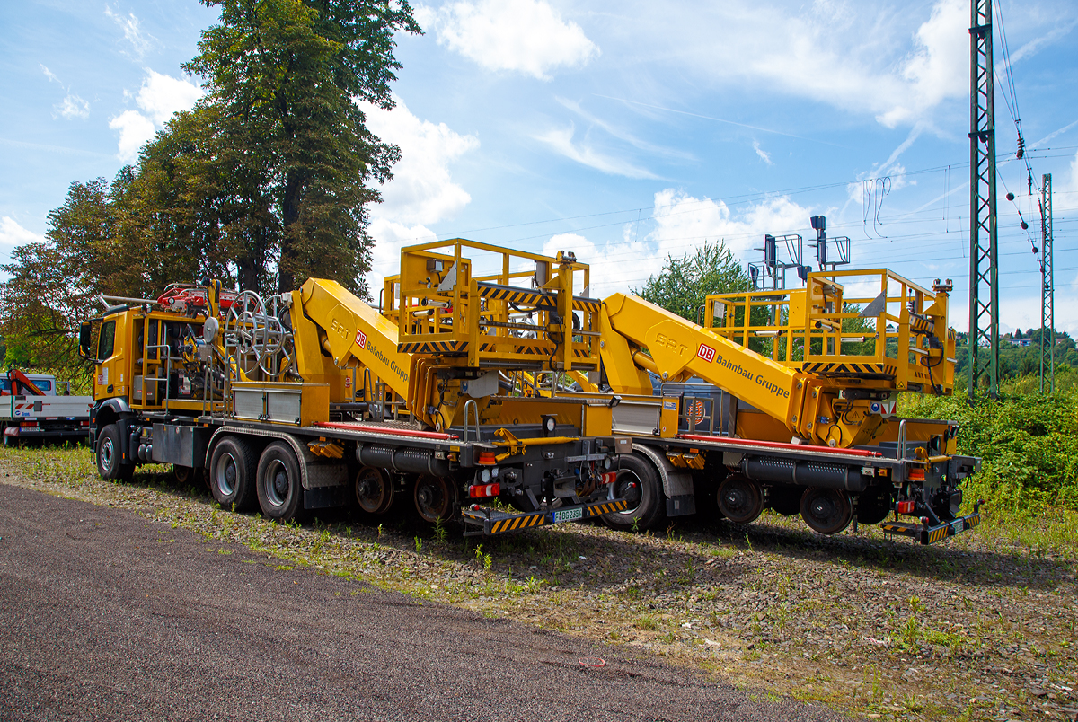 
Zwei baugleiche Zweiwegeturmwagen bzw. ZW Daimler AROCS 3345 mit Hubarbeitsbühne (ZW OMF 3T-L), hydraulischem selbstaufnehmenden Trommelbock und Hubarbeitsbühne, Schweres-Nebenfahrzeug-Nr. 99 80 9906 976-2 (KFZ-Kennzeichen F-BG 2353) und 99 80 9906 977-0 (KFZ-Kennzeichen F-BG 2354), beide der DB Bahnbaugruppe abgestellt am 30.07.2017 in Unkel (Rhein).

Die Fahrzeuge besitzen zwei hydraulisch absenkbare Drehgestelle, bei dem alle Räder einzeln hydraulisch angetriebenen (über Innenverzahnung und Hydromotor) werden. Zweiwegeeinrichtung, wie auch der Aufbau wurden 2017 von der SRT Schörling Rail Tech GmbH (zur ZAGRO Group) in Sehnde gebaut. 

Die Fahrzeuge haben jeweils einen Trommelbock, sowie einen (Prüf)-Stromabnehmer zum Prüfen der Fahrleitungslage.

Das Basisfahrzeug (LKW) ist jeweils ein dreiachsiger Mercedes-Benz Arocs 3345 mit 33 t zulässigem Gesamtgewicht. Angetrieben von einem 12,8 l wassergekühlten Mercedes-Benz Reihensechszylinder- Dieselmotor mit Common-Rail- Direkteinspritzung und Turbolader vom OM471, mit einer Leistung von 330 kW (449 PS) PS) – Maximales Drehmoment 2.200 Nm, EURO 6.

TECHNISCHE DATEN (Schiene):
Spurweite: 1.435 mm 
Achsfolge: Bo´Bo´
Eigengewicht: 25,5 t
Nutzlast: 2,5 t
Anhängelast: 60 t
Bremse: hydrostatisch und Eisenbahnwagenbremse 
Zur Mitfahrt zugel. Personenzahl: 1 (und Fahrer)
Höchstgeschwindigkeit (Hg): 25 km/h 
Höchstgeschwindigkeit (Straße): 80 km/h

