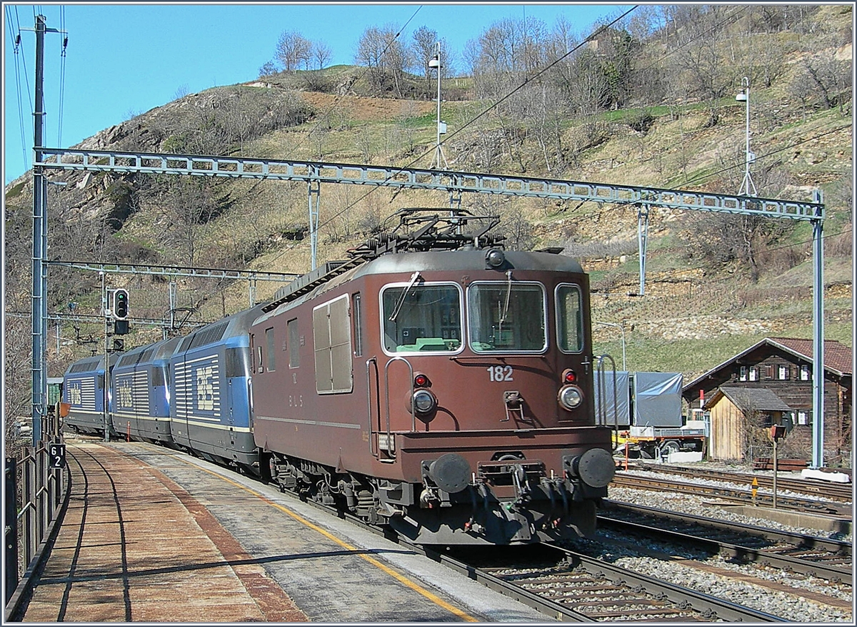 Zwei BLS Re 465 ziehen eine Re 465 und die BLS Re 4/4 182 in Ausserberg die Lötschberg Nord Rampe hoch.
16. März 2007