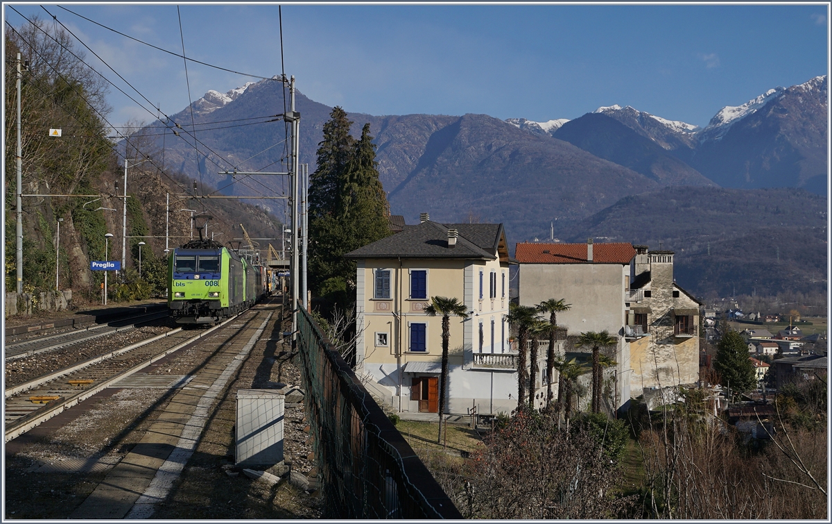 Zwei BLS Re 485 mit einer RoLa von Freiburg i.B. nach Novara bei der langsamen Durchfahrt (Spurwechsel) in Preglia.
7. Jan. 2016