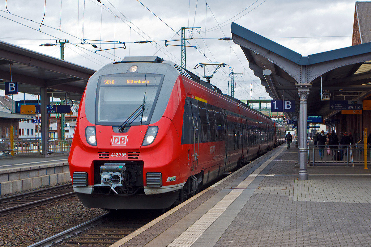 
Zwei Bombardier Talent 2 der DB Regio Hessen sind gemeinsam (gekoppelt) als SE 30/SE 40  Mittelhessen-Express  von Frankfurt am Main kommend in den Bahnhof Gießen eingefahren. 
Hier werden sie nun geflügelt (getrennt), und der vordere vierteiliger Bombardier Talent 2 (442 785 / 442 285) fährt gleich als SE 40  Mittelhessen-Express  nach Dillenburg, der andere (hintere) Bombardier Talent 2 fährt als SE 30  Mittelhessen-Express  nach Treysa.
