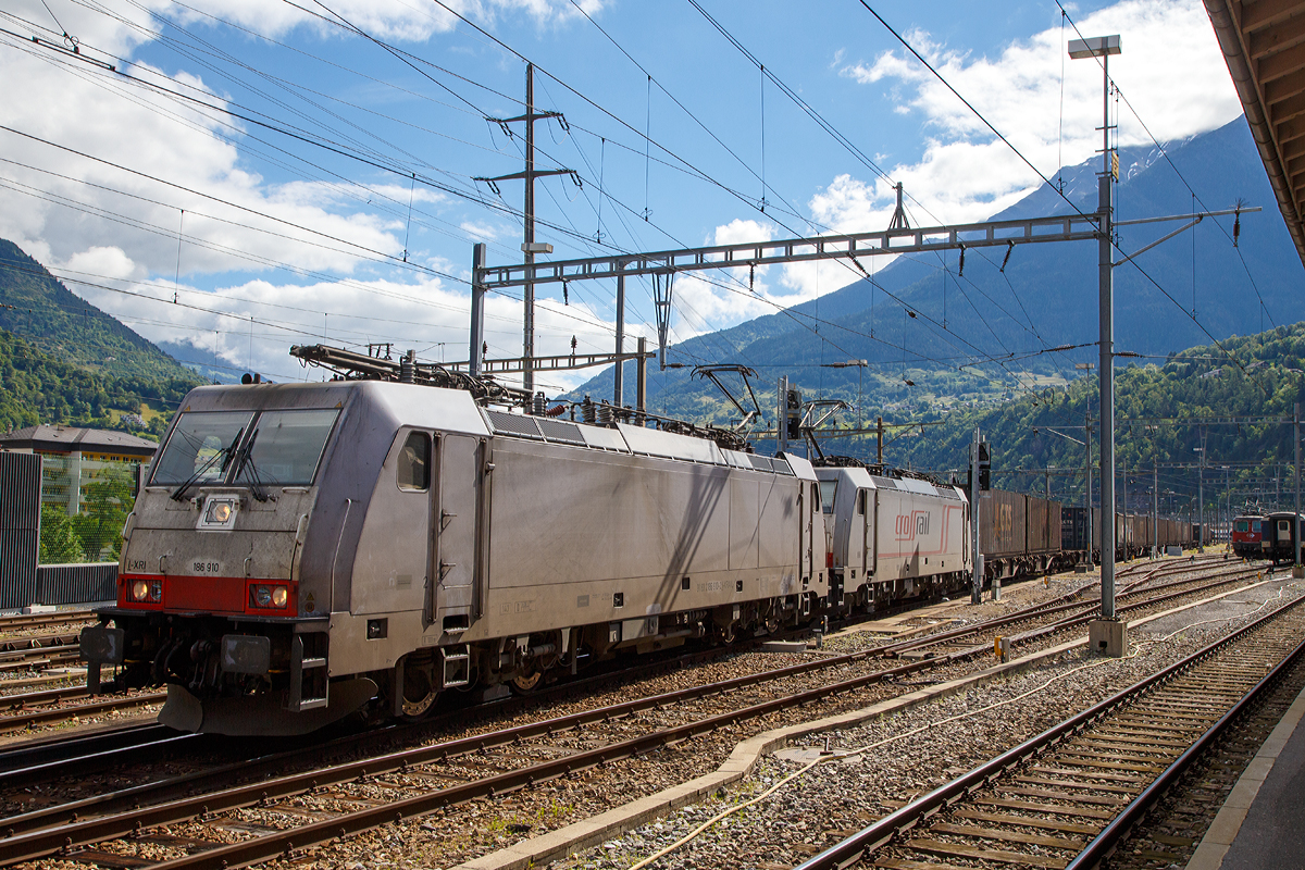 
Zwei Crossrail 186er fahren am 20.06.2016 mit eine Containerzug durch den Bahnhof Brig, zuvor kamen sie durch den Simplontunnel aus Italien. Vorne die itali�nische 186 910-2 (91 83 2186 910-2 I-XRAil) und dahinter die deutsche 186 905-6 (91 80 6186 905-6 d-XRAIL).