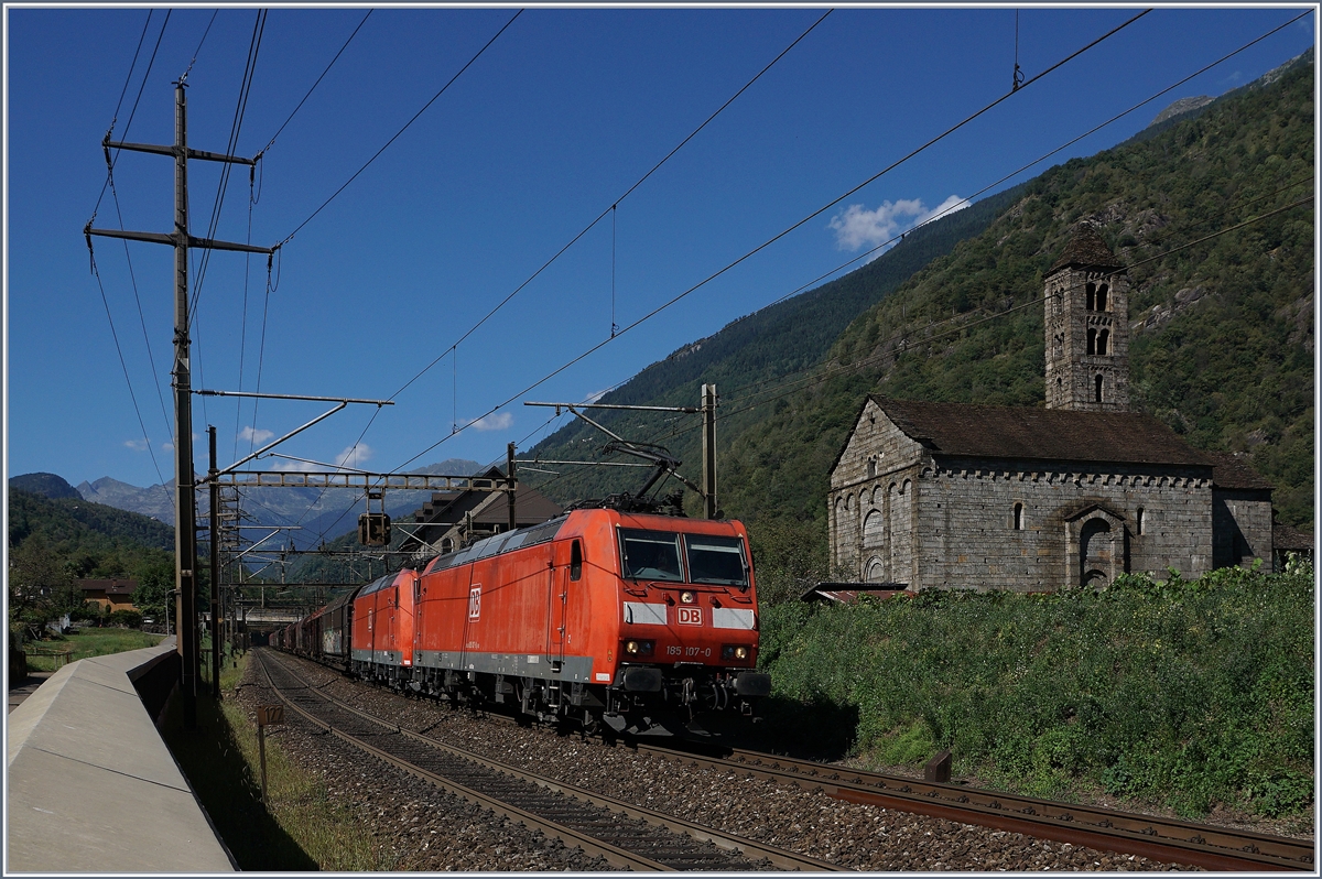 Zwei DB 185 auf dem Weg Richtung Süden bei Giornico; rechts im Bild die sehenswerte San Nicola Kirche aus dem 12 Jahrhundert.
7. Sept. 2016