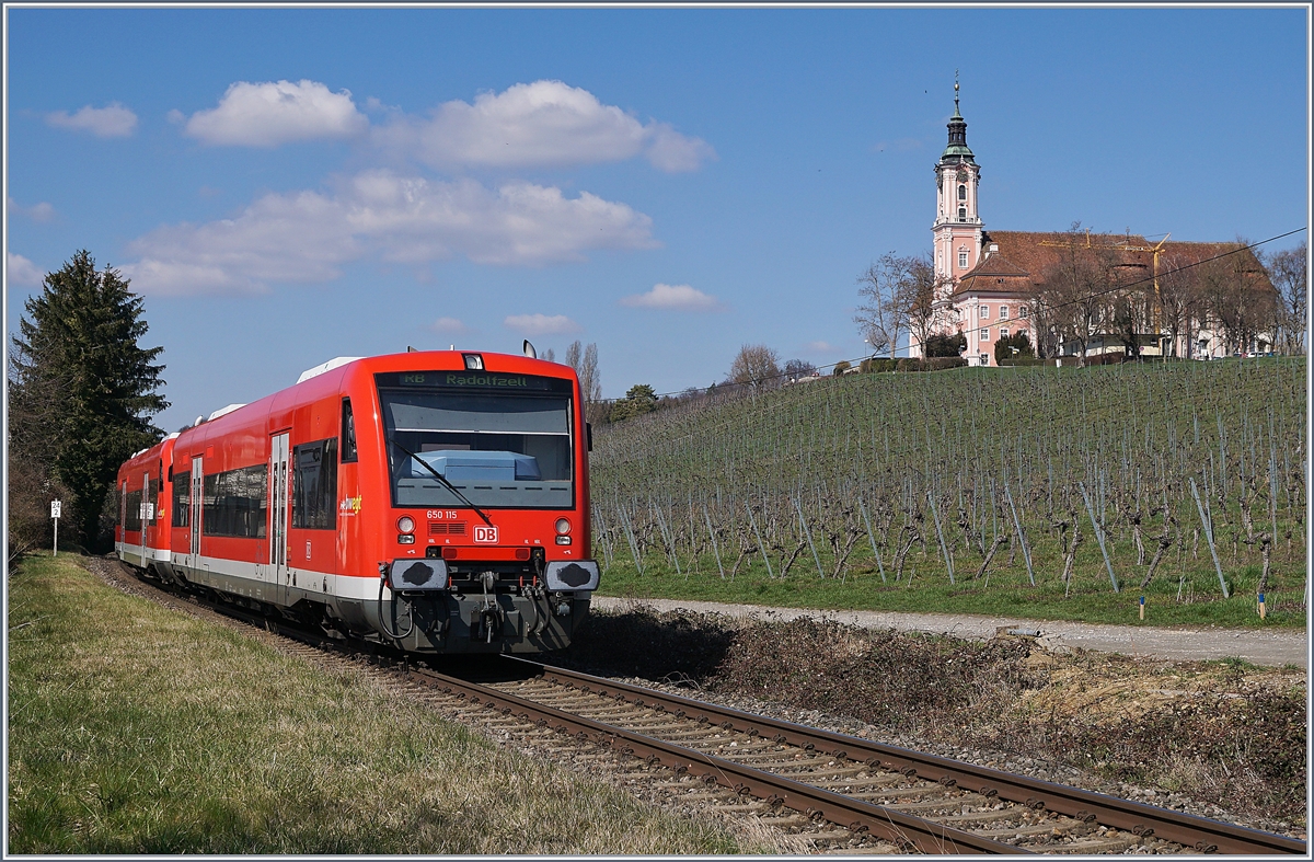 Zwei DB VT 650 als RB auf dem Weg nach Radolfszell bei der barocken Wallfahrtskirche Birnau. 

20. März 2019