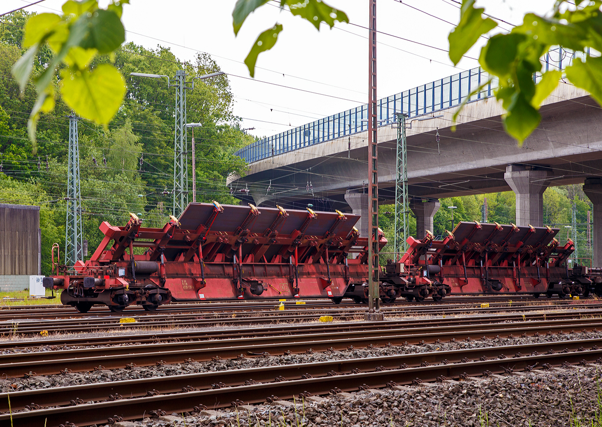 Zwei Drehgestellflachwagen f�r den Transport von Blechtafeln der Gattung Slps-u 725, (von links 31 80 4726 136-3 D-DB und 31 80 4726 139-7 D-DB), der DB Cargo Deutschland AG abgestellt am 31.05.2019 beim Rbf Kreuztal, beladen mit Stahlblechen (Grobblechen).

Der Slps-u 725 ist ein Schr�glader und besonders f�r den Transport von Gro�blechen bis zu einer Breite von 5,50 m geeignet. Durch die Schr�gstellung der Ladeger�ste k�nnen Bleche bis zu 3.970 mm ohne Ladema��berschreitung bef�rdert werden.

Technische Daten (je Wagen):
Achsanzahl: 4
Drehzapfenabstand: 17.000mm
Achsabstand im Drehgestell: 1.800 mm
L�nge �ber Puffer: 22.040 mm
Max. Ladel�nge: 19.000 mm
Eigengewicht: ca. 32,5 t
Kleinster befahrbarer Radius:
Ladeger�st waagerecht und bis 44� geneigt 60 m
bis 46� geneigt 75 m
bis 48� geneigt 90 m
bis 50� geneigt 140 m
Lastgrenze bei Streckenklasse D: 57,5 t
