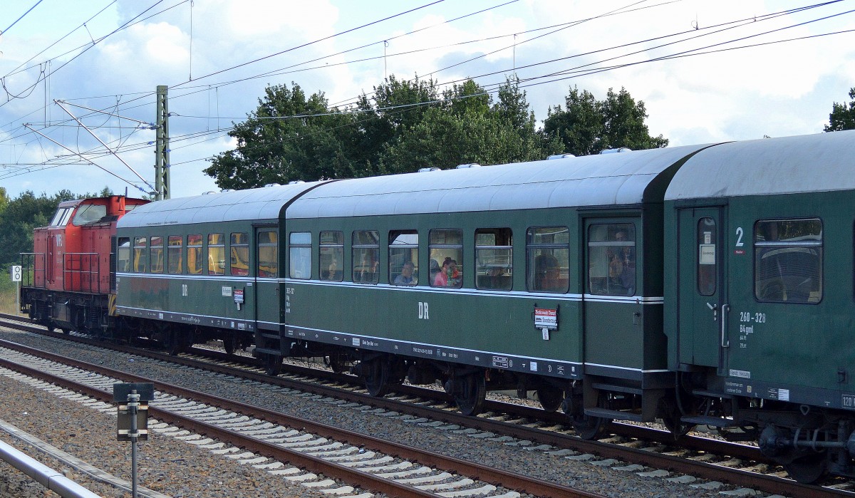 Zwei- und dreiachsige Rekowagen (Modernisierungswagen der DR) im Sonderzug zum Herbstfest im Bw. Berlin-Schöneweide am 20.09.15 Höhe Berlin-Adlershof. 