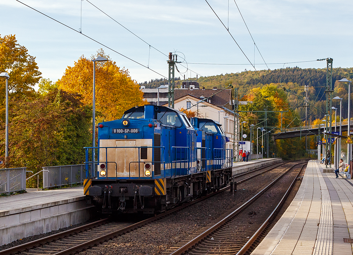 
Zwei ex DR V 100.1 in Doppeltraktion als Lz, die V 100-SP-006 (92 84 2203 006-6 NL-SLG) und die V 100-SP-009 (92 80 1203 129-2 D-SLG) der SLG Spitzke Logistik GmbH (Gro�eeren), fahren am 08.10.2018 durch den Bahnhof Kirchen an der Sieg in Richtung Betzdorf.

Die beiden V 100.1 wurden von ALSTOM Lokomotiven Service GmbH in Stendal gem�� Umbaukonzept BR 203.1 in die heutige BR 203 umgebaut.

Ehemalige Bezeichnungen:
Die V 100-SP-006 ist die ex DB 202 340-6, ex DR 112 340-5 und ex DR 110 340-7. Baujahr 1971 LEW 12849.
Die V 100-SP-009  ist die ex DB 202 528-6, ex DR 112 528-5 und ex DR 110 528-7. Baujahr 1973 LEW 13567.
