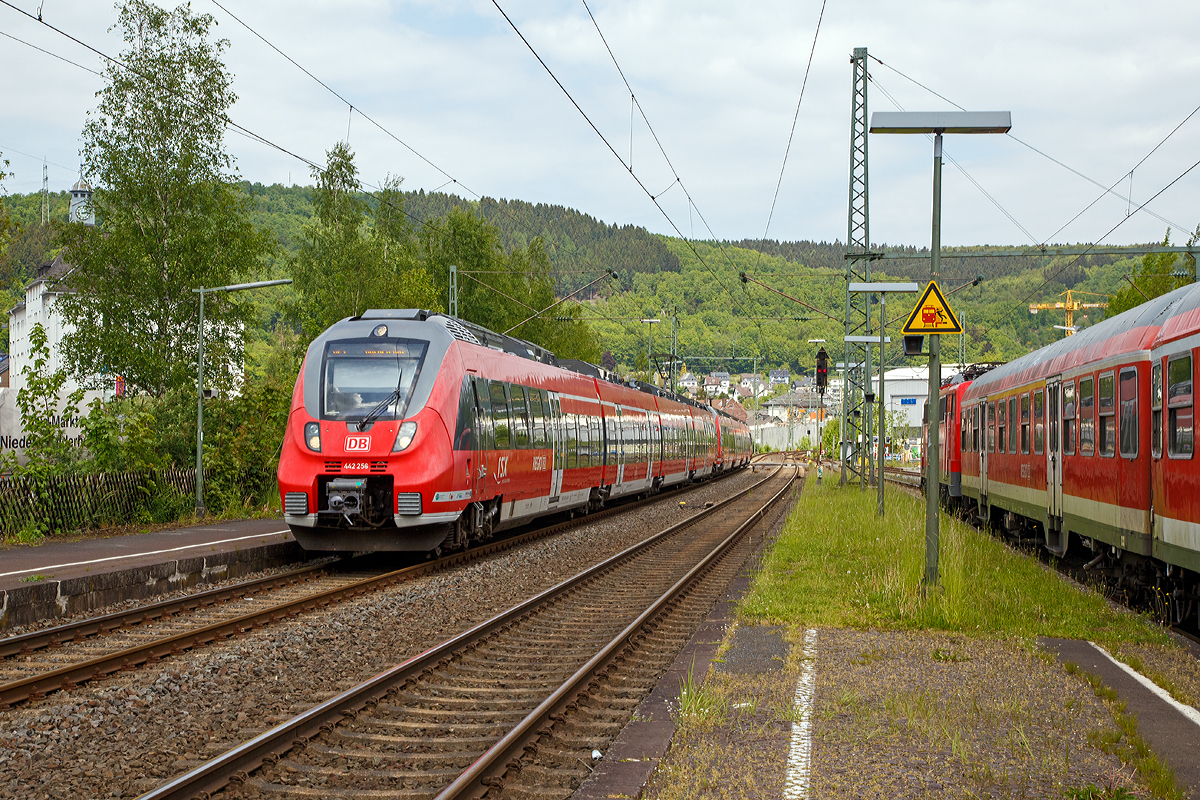 
Zwei gekoppelte 4-teilige Bombardier Talent 2 ( 442 256 / 756 und 442 762 / 262) der DB Regio NRW fahren am 17.05.2015, als RE 9 (rsx - Rhein-Sieg-Express) Siegen - Köln - Aachen, durch den Bahnhof Niederschelden in Richtung Betzdorf.