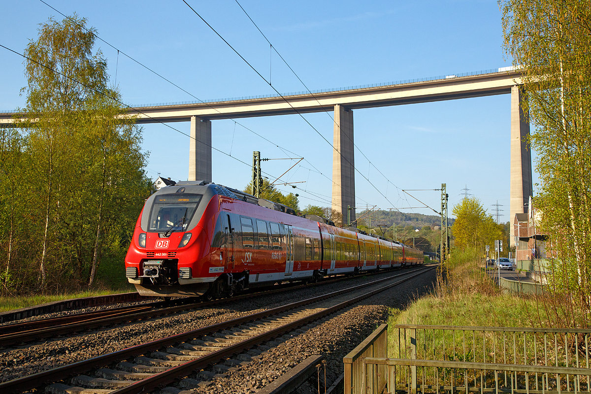 
Zwei gekoppelte Bombardier Talent 2 der DB Regio NRW fahren am 20.04.2018, als RE 9 - Rhein Sieg Express (RSX) Aachen - Köln - Siegen, durch Eiserfeld in Richtung Siegen.