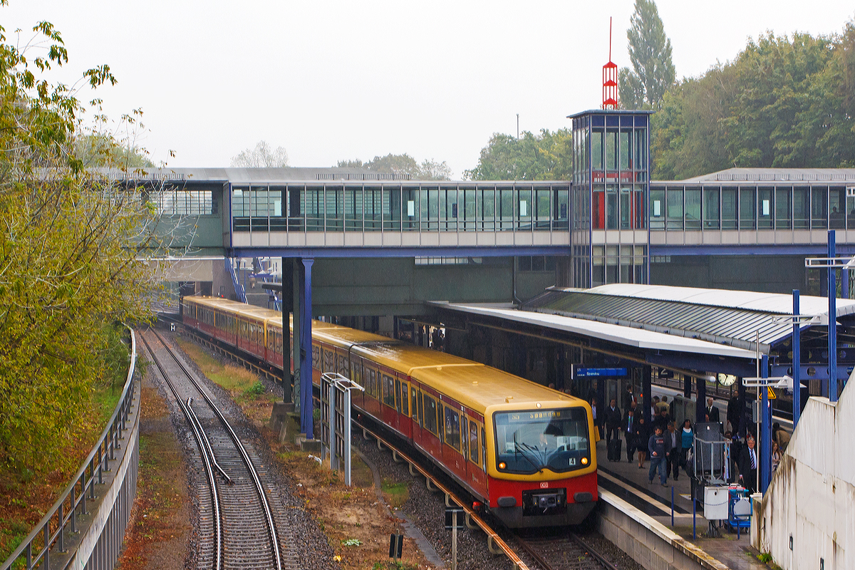 
Zwei gekoppelte elektrische Triebzüge der Baureihe 481/482 der S-Bahn Berlin als S5 nach Spandau am 26.09.2014 am Bf Berlin Messe Süd.
 
Die Triebzüge der S-Bahn Berlin fahren nicht unter Oberleitungen sondern an Stromschienen mit einer Spannung von 750 V Gleichstrom.