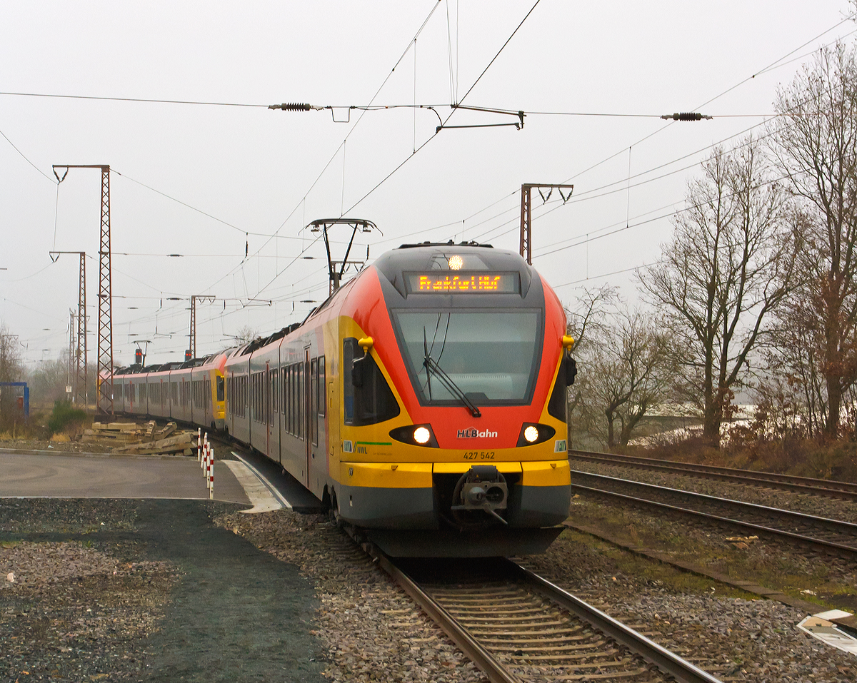 
Zwei gekoppelte Stadler Flirt HLB Bahn (Hessischen Landesbahn), der 3-teilige 427 542 / 427 042 und der 5-teilige 429 041 / 429 541, fahren am 30.11.2014, als RE 99 / RE 40 Siegen - Gie�en - Frankfurt Hbf (Umlauf HLB24963), durch den Bahnhof Rudersdorf (Kr. Siegen) in Richtung Frankfurt am Main.

Die Linie verkehrt hier in NRW als RE 99 und im Gebiet des Rhein-Main-Verkehrsverbundes in Hessen als RE 40. Hinweis: Aufgenommen vom Bahnsteig.