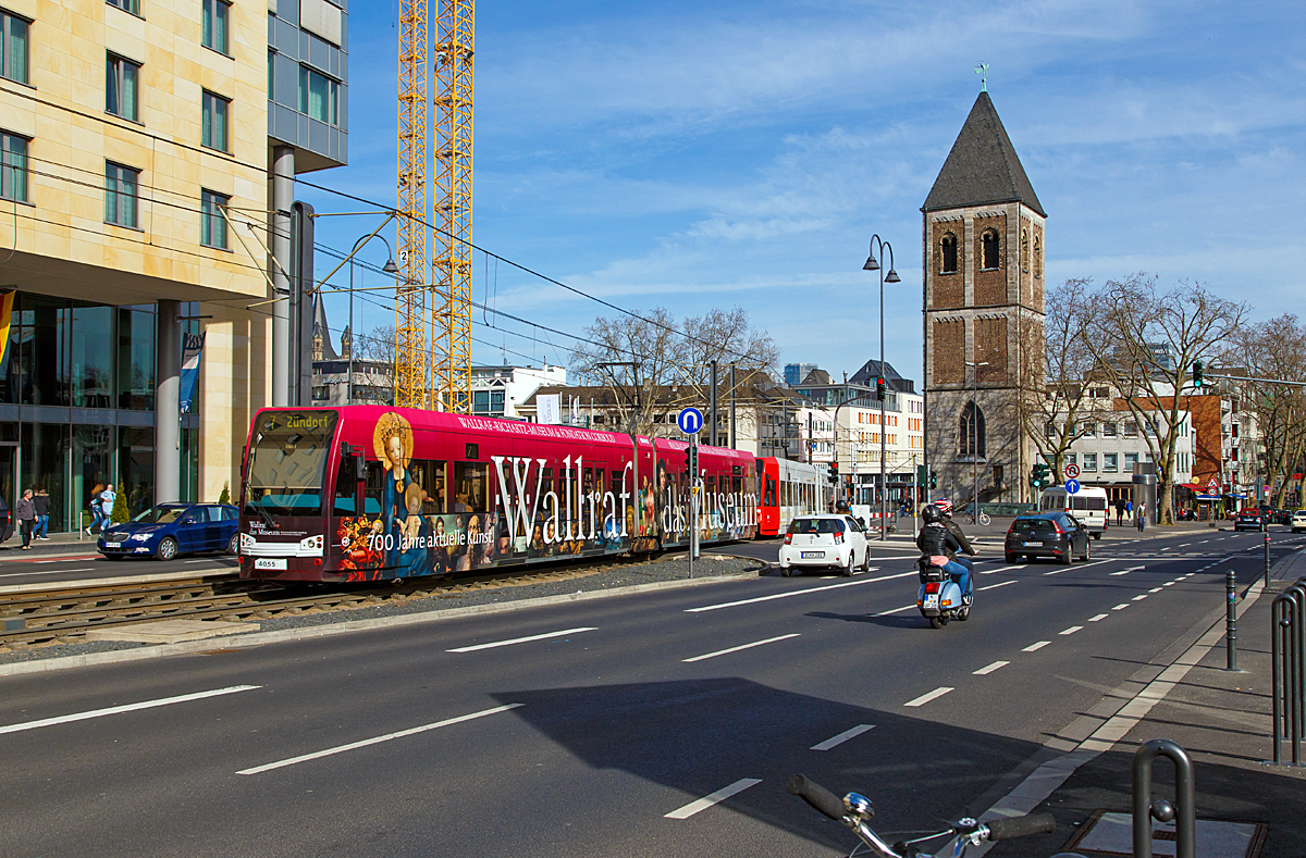 
Zwei gekoppelte Stadtbahn-Triebwagen vom Typ Bombardier Flexity Swift K 4000 (6xNfGlTwZR) der KVB (K�lner Verkehrs-Betriebe AG) erreicht nun bald (am 08.03.2015) als Linie 7 gerade die Station Heumarkt.

Rechts der Turm von Klein St. Martin, nach Kriegszerst�rung wurde nur wieder der Turm aufgebaut.