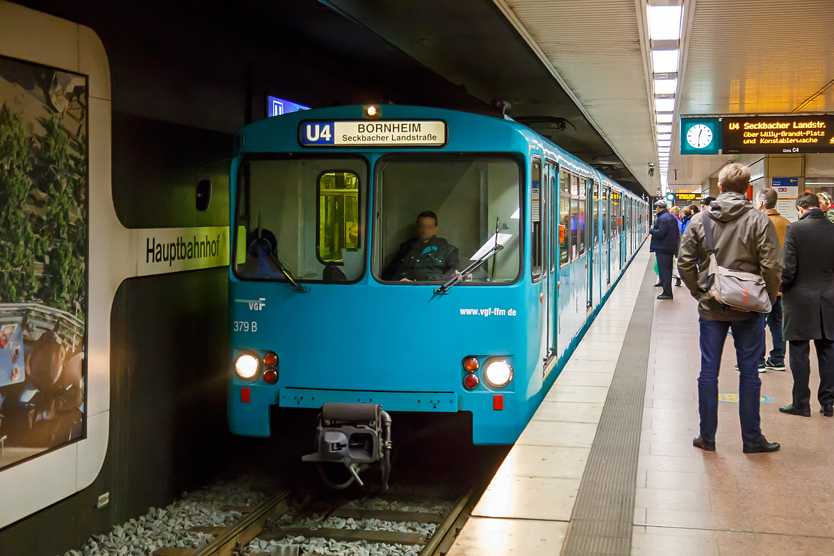 Zwei gekoppelte U2–Triebwagen der VGF (hier Vorne der VGF 379) erreichen am 24.03.2015, als U4 nach Bornheim (Seckbacher Landstra�e) ,die Station Frankfurt Hauptbahnhof.

Die U-Bahn Frankfurt ist das Stadtbahnsystem der Stadt Frankfurt am Main. Es hat eine Streckenl�nge von 65 km und wird in einer Spurweite von 1.435 mm (Normalspur) unter Oberleitung mit einer Spannung von 600 V Gleichstrom  betrieben. Betreiber sind die Stadtwerke Verkehrsgesellschaft Frankfurt am Main mbH (VGF). Die U-Bahn wird t�glich von fast 400.000 Fahrg�sten benutzt.

Die Siemens-Duewag U2-Triebwagen (oder Baureihe U2) ist die Bezeichnung f�r eine Familie von Hochflur-Stadtbahnfahrzeugen. Der Fahrzeugtyp wurde ab 1966 durch DUEWAG (D�sseldorfer Waggonfabrik) f�r den Einsatz bei der U-Bahn Frankfurt am Main entwickelt und gebaut. Ein Teil der Produktion wurde jedoch im Rahmen der Zonenrandf�rderung an die Kasseler Firma Wegmann vergeben.

Der Typ U2 wurde in Stahlleichtbauweise gefertigt, w�hrend die F�hrerst�nde aus glasfaserverst�rktem Kunststoff bestehen, um sie nach Unf�llen leicht auswechseln zu k�nnen. Die Fahrzeuge verf�gen �ber drei zweiachsige Drehgestelle, von denen die beiden �u�eren angetrieben sind. Der Wagenkasten ist zweiteilig ausgef�hrt, mit einem Gelenk in der Fahrzeugmitte. Alle U2-Wagen wurden als Zweirichtungsfahrzeuge gebaut und verf�gen beidseitig �ber Scharfenberg-Kupplungen. Es sind Zugverb�nde von bis zu sechs Fahrzeugen m�glich.

Die Fahrzeuge sind mit einem Gleichstrom-Schaltwerk ausgestattet, das vollautomatisch von einer SIMATIC-Steuerung gestellt wird. 

Der Typ U2 wurde zwischen 1968 und 1984 in sieben Serien mit insgesamt 104 Exemplaren nach Frankfurt geliefert, wo sie die Nummern 303 bis 399 und 400 bis 406 erhielten. �nderungen der Bahnsteigh�hen erforderten sp�ter mehrere Umbauten im T�rbereich. Der urspr�ngliche U2-Typ war mit einer festen Stufe auf etwa 68 cm H�he f�r Bahnsteigh�hen von 32 und 56 cm ausgelegt. Ab 1999 wurden die Bahnsteige der A-Strecke (U1-U3) auf 80 cm h�hergesetzt, um einen barrierefreien Zustieg in die U4-Triebwagen zu erlauben. Die B-Strecke (U4 und U5) und die C-Strecke (U6 und U7) hatten von vorneherein 87 cm hohe Bahnsteige. Deshalb wurden die U2-Triebwagen in zwei Varianten U2h und U2e umgebaut:
U2h:
Beim Typ U2h wurden die Trittstufen auf 87 cm H�he hochgesetzt. Bei einer Fu�bodenh�he von 97 cm verblieb eine kleine Stufe im T�rbereich. Somit konnten diese Wagen w�hrend der Umbauzeit an der A-Strecke sowohl an 56 cm als auch an 80 cm hohen Bahnsteigen halten.
U2e:
Nachdem auf den A-Strecken die niedrigeren U4-Fahrzeuge eingesetzt wurden, konnten die frei werdenden U2-Fahrzeuge f�r die Linien U4 und U7 umgebaut werden. Dazu wurden die Trittstufen ganz beseitigt, sodass ein nahezu ebenerdiger Zugang vom Bahnsteig zum Zug m�glich war. 

TECHNISCHE DATEN:
Hersteller:  DUEWAG (teilweise Wegmann, Kassel)
Spurweite: 1.435 mm (Normalspur)
Achsformel:  B' 2' B'
L�nge �ber Kupplung:  24.284 mm
L�nge Wagenkasten:  23.000 mm
H�he:  3.280 mm
Breite:  2.650 mm
Drehzapfenabstand:  7.670 mm
Achsabstand im Drehgestell: 1.800 mm
Leergewicht:  30.700 kg
Installierte Leistung:  2�150 kW = 300 kW
Treib- und Laufraddurchmesser:  720 mm (neu)
Stromsystem:  600 V Gleichstrom,  �ber Oberleitung
Anzahl der Fahrmotoren:  2
Kupplungstyp:  Scharfenberg
Sitzpl�tze:  64
Stehpl�tze:  162
Fu�bodenh�he:  97 cm

Im April 2016 wurden die letzten Triebwagen in Frankfurt ausgemustert. Die U2h-Wagen 303, 304 und 305, die ersten drei Fahrzeuge des Typs „U2“, wurden in den historischen Fuhrpark der VGF aufgenommen und bleiben f�r Sonderfahrten erhalten. Sie wurden optisch in ihren rot-wei�en Auslieferungszustand zur�ckversetzt. Die �brigen U2-Wagen wurden zwischen 2013 und 2017 verschrottet.
