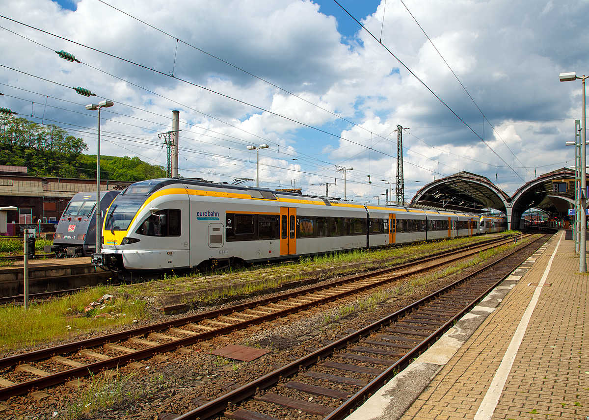 
Zwei gekuppelt 4-teilige Stadler-FLIRT (BR 428) der eurobahn - KEOLIS Deutschland GmbH & Co. KG, als RE 13 nach Venlo  Maas-Wupper-Express , am 20.05.2017  beim Halt im Hbf Hagen. 
Vorne der ET 6.01 (94 80 0428 125-9 D-ERB), welcher 2009 von der Stadler Pankow GmbH in Berlin gebaut wurde. 

Der Maas-Wupper-Express ist eine Regional-Express-Linie in Nordrhein-Westfalen. Sie führt von der niederländischen Grenzstadt Venlo nach Hamm in Westfalen. Er befährt dabei die Strecke Venlo – Viersen - Mönchengladbach – Düsseldorf – Wuppertal – Hagen – Hamm (Westf.) bzw. wie hier umgekehrt.
Auf dem normalen Linienweg zwischen Venlo und Hamm muss in Mönchengladbach Hbf ein Fahrtrichtungswechsel stattfinden, weshalb der Maas-Wupper-Express dort planmäßig neun Minuten Aufenthalt hat.