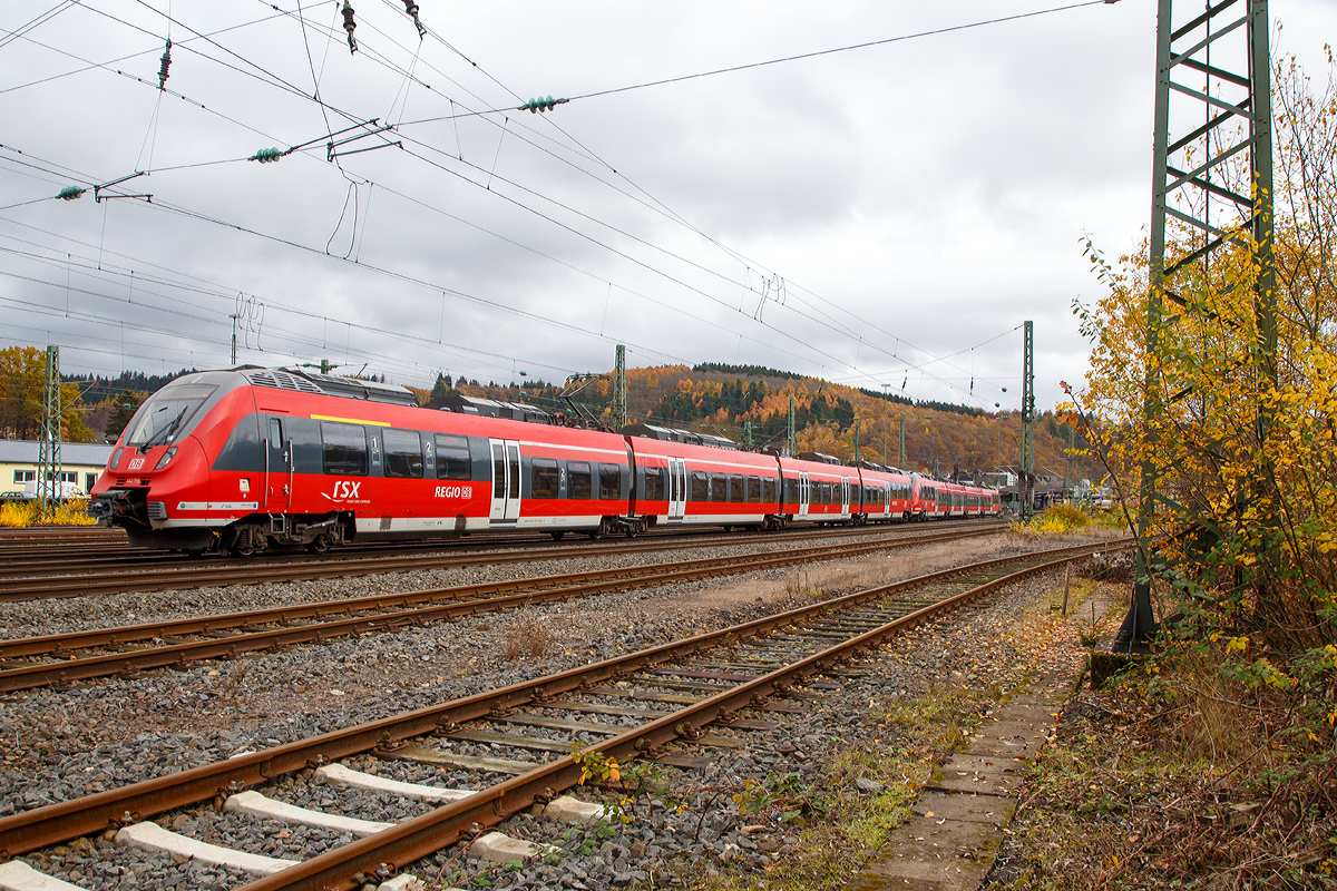 
Zwei gekuppelte 4-teilige Bombardier Talent 2 (442 755 / 442 255 und 442 260 / 442 760) der DB Regio NRW fahren am 07.11.2015, als RE 9 (rsx - Rhein-Sieg-Express) Siegen - Köln - Aachen, vom Bahnhof Betzdorf/Sieg weiter in Richtung Köln.
