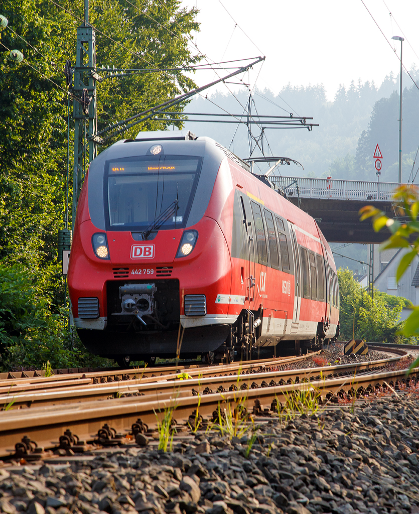 
Zwei gekuppelte 4-teilige Bombardier Talent 2 der DB Regio NRW erreichen als RE 9 (rsx - Rhein-Sieg-Express) Siegen - Köln - Aachen am 03.07.2015 bald den Bahnhof Betzdorf/Sieg. 