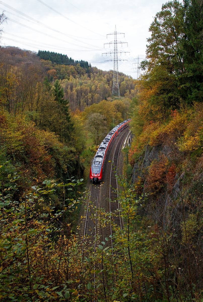 
Zwei gekuppelte 4-teilige Tallent 2 der DB Regio NRW fährt am 31.10.2017, als RE 9 (rsx - Rhein-Sieg-Express) Aachen - Köln - Siegen, durch Scheuerfeld/Sieg. Hier überqueren sie gerade die Sieg bevor es in den 32 m langen Mühlburg-Tunnel geht (wird auch Mühleberg-Tunnel genannt) und dann wieder über die Sieg geht.