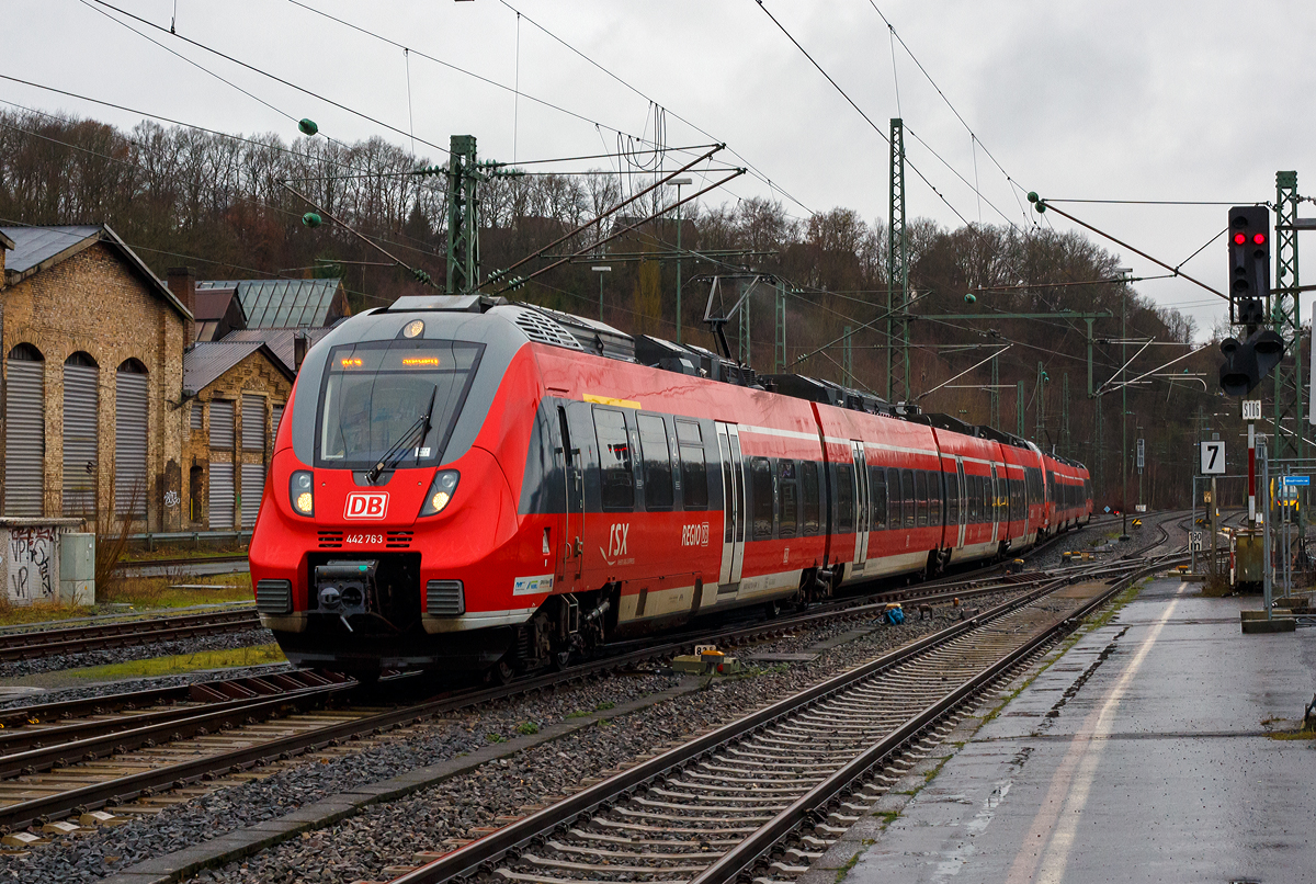 
Zwei gekuppelte Bombardier Talent 2 der DB Regio NRW erreich am 04.01.2018, als RE 9 - Rhein Sieg Express (RSX) Aachen - Köln - Siegen, den Bahnhof Betzdorf/Sieg. Deutlich sieht man wie der Stromabnehmer das Wasser von der Oberleitung abstreift.