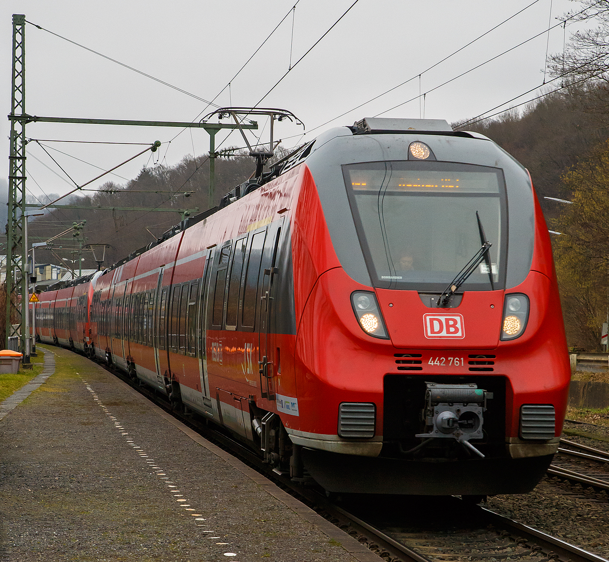 Zwei gekuppelte Bombardier Talent 2 der DB Regio NRW (der vierteilige 442 761/ 442 261und der fünfteilige 442 802 / 442 302) rauschen (fahren) am 15.01.2022, als RE 9 - Rhein Sieg Express (RSX) Siegen - Köln – Aachen, durch den Bf Scheuerfeld (Sieg).

Es gab Zeiten da hätte er auch hier gehalten, aber die schon länger vorbei. Ich hatte es früher schon nicht verstanden warum er für 1 bis 2 Reisende hier hielt, und so unnötig einen Expresszug verlangsamte. Heute hält nur noch der jeweils erste und letzte Zug hier. 