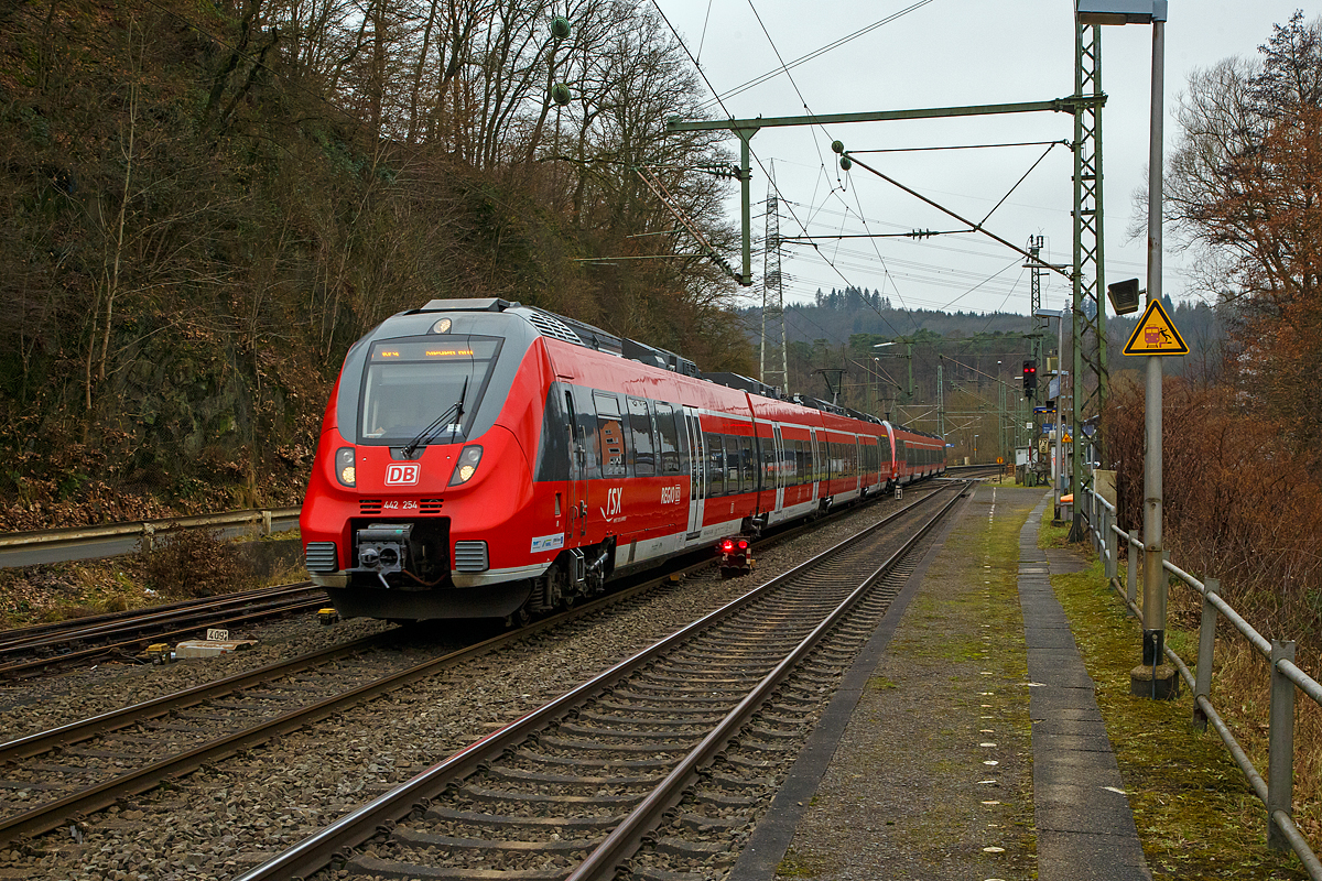 Zwei gekuppelte Bombardier Talent 2 der DB Regio NRW (der vierteilige 442 254 / 442 754 und der f�nfteilige 442 801 / 442 301) rauschen (fahren) am 15.01.2022, als RE 9 - Rhein Sieg Express (RSX) Aachen – K�ln – Siegen, durch den Bf Scheuerfeld (Sieg) in Richtung Siegen. N�chster Halt ist Betzdorf (Sieg).

Es gab Zeiten da h�tte er auch hier gehalten, aber die schon l�nger vorbei. Ich hatte es fr�her schon nicht verstanden warum er f�r 1 bis 2 Reisende hier hielt, und so unn�tig einen Expresszug verlangsamte. Heute h�lt nur noch der jeweils erste und letzte Zug hier.
