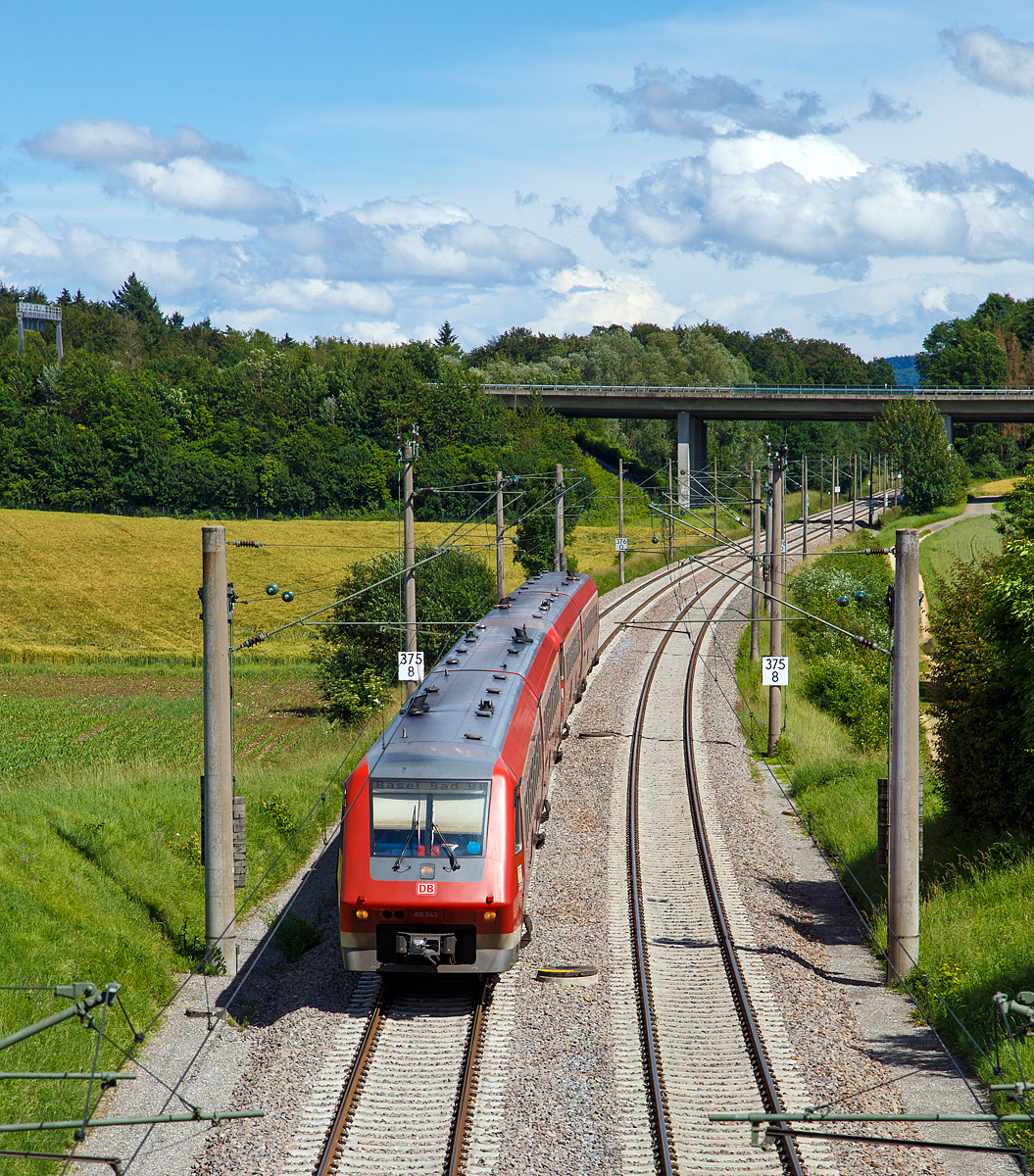 
Zwei gekuppelte Dieseltriebzüge mit Neigetechnik DB VT 611 043 / 543 und 611 536 / 036 fahren am 17.06.2016, als IRE 3048 (Singen - Schaffhausen - Basel Bad Bf), durch den Hp Bietingen in Richtung Schaffhausen.

Die DB-Baureihe 611 sind zweiteilige Neigetechnik-Triebzüge für den schnellen Schienenpersonennahverkehr. Die Fahrzeuge sind die weiter- und teilweise neuentwickelten Nachfolger der Baureihe 610. Im Unterschied zu diesen wurden die Triebzüge nicht mit der hydraulischen Fiat-Neigetechnik, sondern aus wirtschaftspolitischen Gründen mit aus der deutschen Militärtechnik abgeleiteter elektrischer Neigetechnik (Neicontrol-e) ausgestattet.

Das Neigetechnik-System von Adtranz (heute Bombardier) baut auf einem System auf, das beim Leopard-Panzer dazu dient auch bei schneller Fahrt über Geländeunebenheiten gezielt schießen zu können. Dazu wird das Rohr der Hauptwaffe durch eine Art Neigetechnik in der waagerechten gehalten.

Natürlich hat das endgültige Neigesystem nicht mehr viel mit dem des Panzers gemeinsam. Die Neigung erfolgt aber nicht, wie bei FIAT, mit Hilfe einer Hydraulik sondern stattdessen elektrisch mit Hilfe von Servomotoren. Bei diesem System beträgt der mögliche Neigewinkel ebenfalls 8°.

Die Elektromotoren treiben eine Gewindespindel an, dadurch wird die Drehbewegung des Motors in eine Linearbewegung umgewandelt. Der an einer Wippe gelagerte Wagenkasten kann durch diese Bewegung in beide Richtungen geneigt werden, ohne Neigung befindet sich die Spindel genau in der Mittelposition. Für ein Drehgestell wird jeweils nur ein Motor benötigt.

Vorteil der Technik ist, dass sie wesentlich weniger Platz und Energie verbraucht als eine hydraulische Variante. Deshalb konnte sie im Gegensatz zu den frühen Pendolino-Varianten komplett unterflur untergebracht werden.
