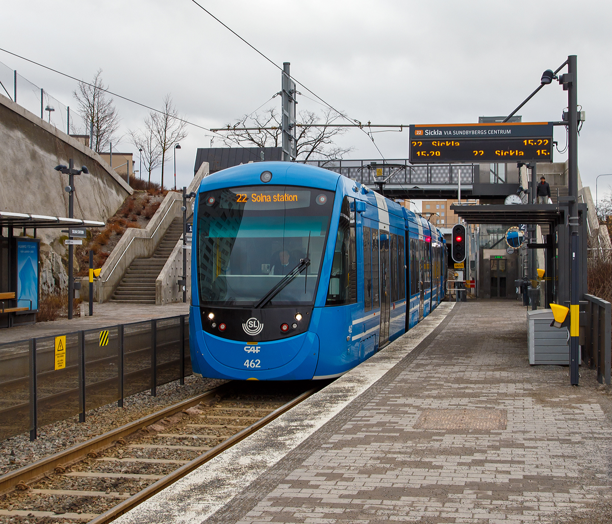 Zwei gekuppelte dreiteilige CAF Urbos AXL der SL (AB Storstockholms Lokaltrafik), SL Baureihe A35, als Linie 22 erreichen am 21.03.2019 die Endhaltestellen Solna Station. Die Stra�enbahnlinie 22 bef�hrt die Querbahn (Tv�rbanan) eine 19,8 km Stra�enbahnlinie in Stockholm (Solna Station – Sickla).

Urbos ist eine Familie von Stra�enbahnwagen der baskischen Firma Construcciones y Auxiliar de Ferrocarriles (CAF), mit Sitz in der spanischen Stadt Beasain in der Provinz Gipuzkoa. Der Urbos AXL wurde insbesondere f�r l�ngere �berlandstrecken entwickelt. Diese Einheiten erreichen eine Geschwindigkeit von 90 km/h. Die Wagenk�sten sind l�nger als bei den Multigelenkwagen, sie laufen auf Drehgestellen mit durchgehenden Achsen. Die Endteile mit je einem Drehgestell sind, vergleichbar mit den Wagen des Typs Citylink, am �bergangsende auf dem Mittelwagen mit zwei Drehgestellen aufgesattelt. Der Wagenboden ist bis auf die Bereiche �ber den Enddrehgestellen stufenlos, jedoch ist er �ber den �brigen Drehgestellen etwas erh�ht. Die dreiteiligen Urbos AXL in Stockholm erhielten die Typenbezeichnung A35 und sind Zweirichtungswagen.

TECHNISCHE DATEN: 
Spurweite: 1.435 mm
Achsfolge: Bo'+ Bo' Bo'+Bo'
Fahrzeugl�nge: 30.800 mm
H�he: 3.633 mm
Breite: 2.650 mm
Drehgestellmittenabst�nde:  9.600 / 5.000 / 9.600 mm
Achsabstand im Drehgesell: 1.850 mm
Niederfluranteil: 80 %
Raddurchmesser: 315 mm / 275 mm (neu/verschlissen)
Eigengewicht: 34.860 kg
Antrieb: 4 Drehstrom-Asynchronmotoren mit je 135 kW 
Leistung: 540 kW
H�chstgeschwindigkeit: 90 km/h
Maximale Beschleunigung: 1,2 m/s�
Verz�gerung: Betriebsbremse 1,3 m/s� / Not 2,8 m/s�
Max. befahrbare Steigung: 70 ‰
Sitzpl�tze: 72
Stehpl�tze (4 Personen/m�):  203
Fahrdrahtnennspannung: 750 V= (DC)
