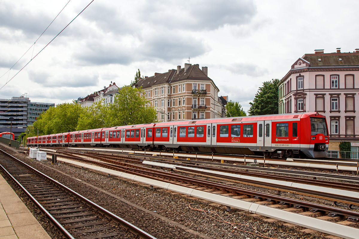 
Zwei gekuppelte dreiteilige ET der Baureihe 474/874 der S-Bahn Hamburg erreichen gleich (am 16.06.2015) den Bahnhof Hamburg-Altona, hinten ist es der 474 120-3 / 874 120-9 / 474 620-2.

Bei der Baureihe 474/874 handelt es sich um einen Elektrotriebwagen speziell für das Hamburger S-Bahn-Netz. Sie sind die jüngsten Fahrzeuge der Hamburger S-Bahn. Die Wagenkästen wurden weitgehend aus nichtrostendem Edelstahl hergestellt. Sie ermöglichen durch ihre niedrige Fußbodenhöhe den bequemen, stufenlosen Einstieg. Mit modernem Fahrzeugdesign, ansprechender Gestaltung des Fahrgastraumes und neuester rechnergesteuerter Drehstrom-Antriebstechnik leistet diese Baureihe einen wichtigen Beitrag zur Steigerung der Attraktivität des Hamburger Nahverkehrs.

Die erste Serie von 45 Fahrzeugen wurde 1994 bei Linke-Hofmann-Busch als Konsortialführer des Konsortiums Linke-Hofmann-Busch (Mechanteil) und der damaligen ABB Henschel AG (Elektro- und Leittechnik) in Salzgitter bestellt und ab 1996 ausgeliefert. 

Die Baureihe 474 stellt bei der Hamburger S-Bahn einen Generationswechsel bei den Fahrzeugen dar. Die Stromeinspeisung erfolgt wie bisher über eine seitlich bestrichene Stromschiene, die an der Seite des Gleises angebracht ist. Die Fahrzeuge werden über diese Stromschiene mit Gleichstrom der Spannungsebene 1.200 V versorgt. Als Antriebe kommen erstmals flüssigkeitsgekühlte Drehstrom-Asynchronmaschinen, die über ein zweistufiges Getriebe mit den Achsen verbunden sind, zum Einsatz. Zum Betrieb der Asynchronmaschinen am Gleichstromnetz werden flüssigkeitsgekühlte GTO-Wechselrichter verwendet. Die Fahrzeuge der Baureihe 474 sind für eine Höchstgeschwindigkeit von 100 km/h zugelassen. Sie sind durchgängig von Rechnern gesteuert, die die bisher in den älteren Hamburger Baureihen 470 und 472 vorherrschende konventionelle Steuerung ablösten. Die Steuerdaten werden nicht mehr über Einzelleitungen, sondern über serielle Bussysteme (Fahrzeugbus ist DVB, Zugbus ist WTB) übertragen. Daher ist nicht möglich, die Fahrzeuge der älteren Baureihen mit denen der Baureihe 474 in gemischten Einheiten zu fahren. Die Fahrzeuge sind – wie ihre Vorgängertypen – mit einer Scharfenbergkupplung ausgestattet, die so beschaffen ist, dass über eine Adapterkupplung eine mechanische Kupplungsmöglichkeit (beispielsweise für Abschleppvorgänge) mit den Vorgängerbaureihen besteht.

Mehrsystemausführung 474.3
In den Jahren 2006 und 2007 wurde die Serie 474.3 ausgeliefert, die sich aus neun Neubaufahrzeugen und 33 aus bereits vorhandenen Fahrzeugen der zweiten Serie umgebauten Zügen zusammensetzt. Die Fahrzeuge sind zusätzlich für Oberleitungsbetrieb mit Bahnstrom 15 kV 16,7 Hz ausgerüstet. Dazu erhielten die Mittelwagen einen Stromabnehmer für die Oberleitung sowie die gesamte Hochspannungsausrüstung einschließlich der Vierquadrantensteller, die aus dem heruntertransformierten Wechselstrom des Fahrdrahtes den für den Fahrbetrieb benötigten Gleichstrom erzeugen und eine Rückspeisung der Bremsenergie ins Bahnstromnetz ermöglichen. Der 15-kV-Stromabnehmer wird bei der Baureihe 474.3 zur Unterscheidung von den Seitenstromabnehmern für den Gleichstrombetrieb ausschließlich als Pantograph bezeichnet.

Technische Daten:
Hersteller: 	Der mechanische Anteil von LHB, jetzt Alstom Transport Deutschland und die Traktionsausrüstung von Adtranz, jetzt Bombardier
Baujahr: 1996–2001, Umbau zum Zweisystemzug 2006
Spurweite: 	1435 mm (Normalspur)
Achsformel: Bo’Bo’+2’2’+Bo’Bo’
Länge über Kupplung: 65.560 m
Höhe: 3.720 mm
Breite: 3.008 mm
Drehzapfenabstand: 16.190 mm (ET), 13.280 mm (Mittelwagen)
Drehgestellachsstand: 2.300 mm (ET), 1.800 mm (Mittelwagen)
Leergewicht: 106 t  
Höchstgeschwindigkeit: 100 km/h
Stundenleistung:  920 kW
Beschleunigung:  1,0 m/s²
Bremsverzögerung: 0,7 m/s² (E-Bremse), 1,2 m/s² (Schnellbremsung)
Treibraddurchmesser: 	855 mm (neu) / 780 mm (abgenutzt)
Laufraddurchmesser: 850 mm (neu) /  770 mm (abgenutzt)
Stromsystem: 1200 V DC über seitliche, von der Seite bestrichene Stromschiene, oder 15 kV 16,7 Hz AC über Oberleitung
Anzahl der Fahrmotoren: 8
Kupplungstyp: Scharfenbergkupplung
Sitzplätze: 	208
Stehplätze: 306
Fußbodenhöhe: 	1.035 mm
