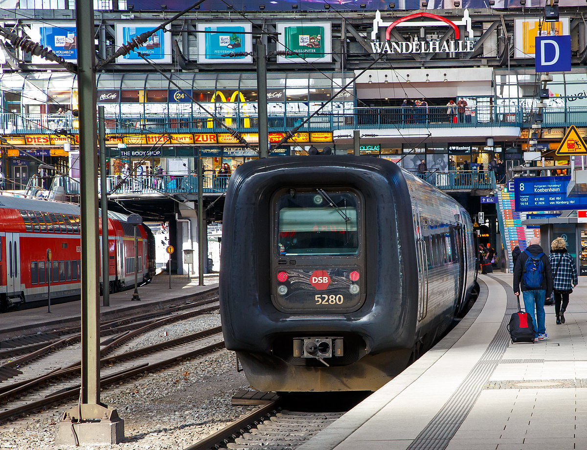 Zwei gekuppelte DSB Gumminasen-Dieseltriebzug bzw. DSB IC 3, werden am 19.03.2019 im Hauptbahnhof Hamburg, als EC 35 Hamburg - Lübeck - Puttgarten - Rödby – Kopenhagen (Vogelfluglinie) bereitgestellt. Es waren der Triebzug MFA 5082  / FF 5482 / MFB 5282  „Abel Schrøder“ und der Triebzug MFA 5080 / FF 5480 / MFB 5280 „Henrik Gerner“.

Die Vogelfluglinie (dänisch: Fugleflugtslinjen) ist nicht elektrifiziert und somit fahren hier Dieseltriebzüge vom Typ DSB IC 3 (DSB Gumminasen). Zwischen Ende 2007 und Oktober 2017 beteiligte sich die Deutsche Bahn mit den wieder reaktivierten ICE-TD (BR 605) erneut am EuroCity-Reiseverkehr auf der Vogelfluglinie.

Zum 14. Dezember 2019 wurde die Eisenbahnfährverbindung auf der Vogelfluglinie aufgrund von Gleisarbeiten auf dänischer Seite im Zuge des Baus des Fehmarnbelttunnels eingestellt, stattdessen fahren nun alle Fernverkehrszüge zwischen Hamburg und Kopenhagen über die 160 km längere Jütlandlinie, also über die Strecke Flensburg–Kolding–Odense und die Große-Belt-Querung. Damit ist auch diese Eisenbahntrajekts (Beförderung von Eisenbahnfahrzeugen mit den Fähren) vorbei.