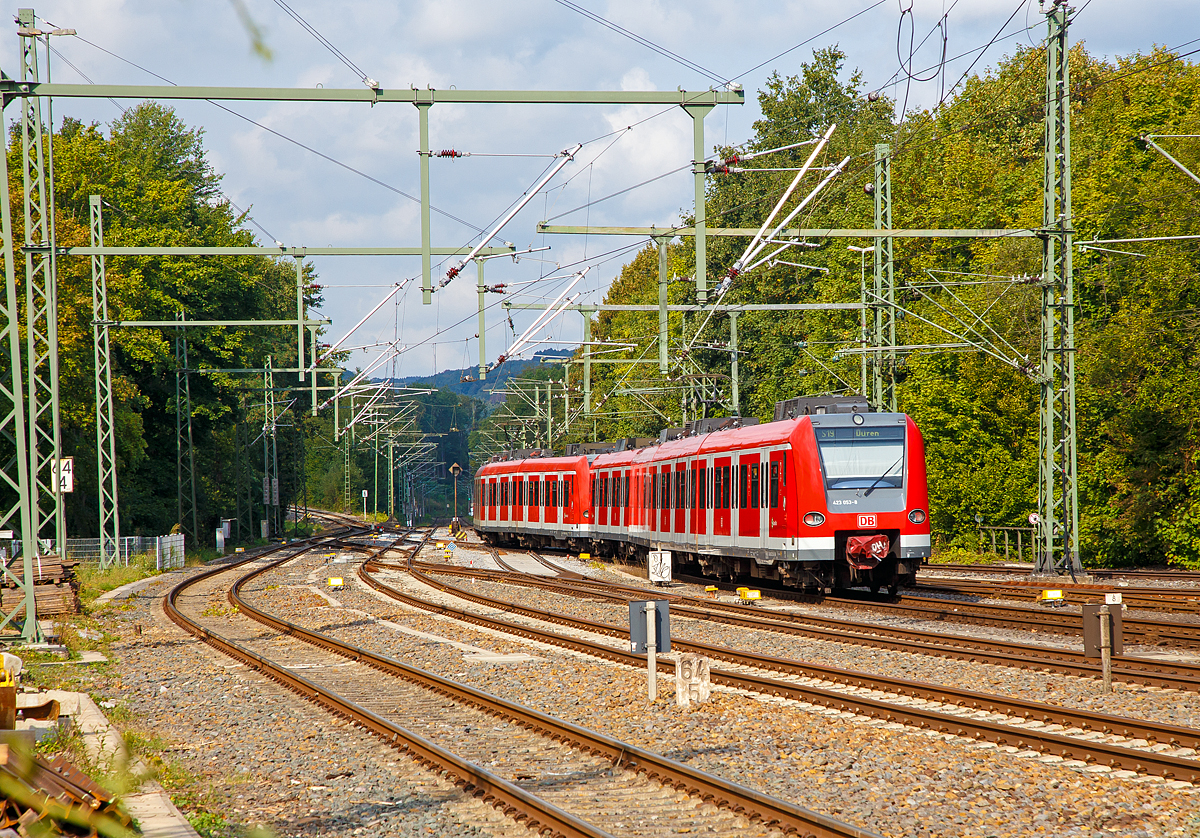 
Zwei gekuppelte ET 423 haben am 28.08.2018 gerade den Bahnhof Au (Sieg), als S 19 in Richtung Dürren, verlassen.
